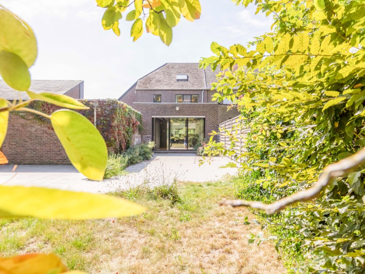Bijzonder goed gelegen gezinswoning met diepe tuin