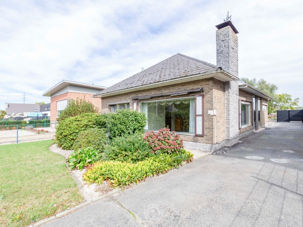 Praktische bungalow met werkplaats en weiland van 3.059 m²