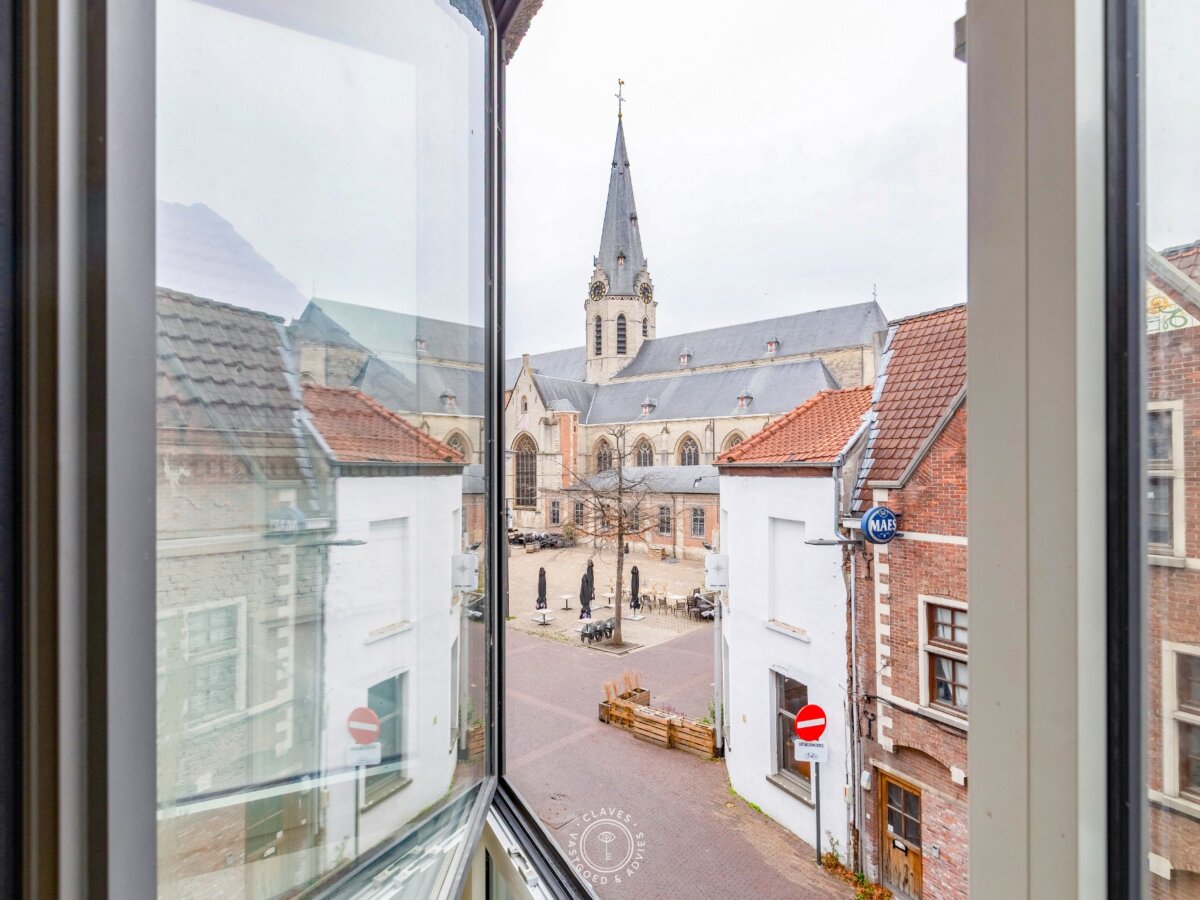 Welgelegen investeringseigendom met ruime driekamerappartementen