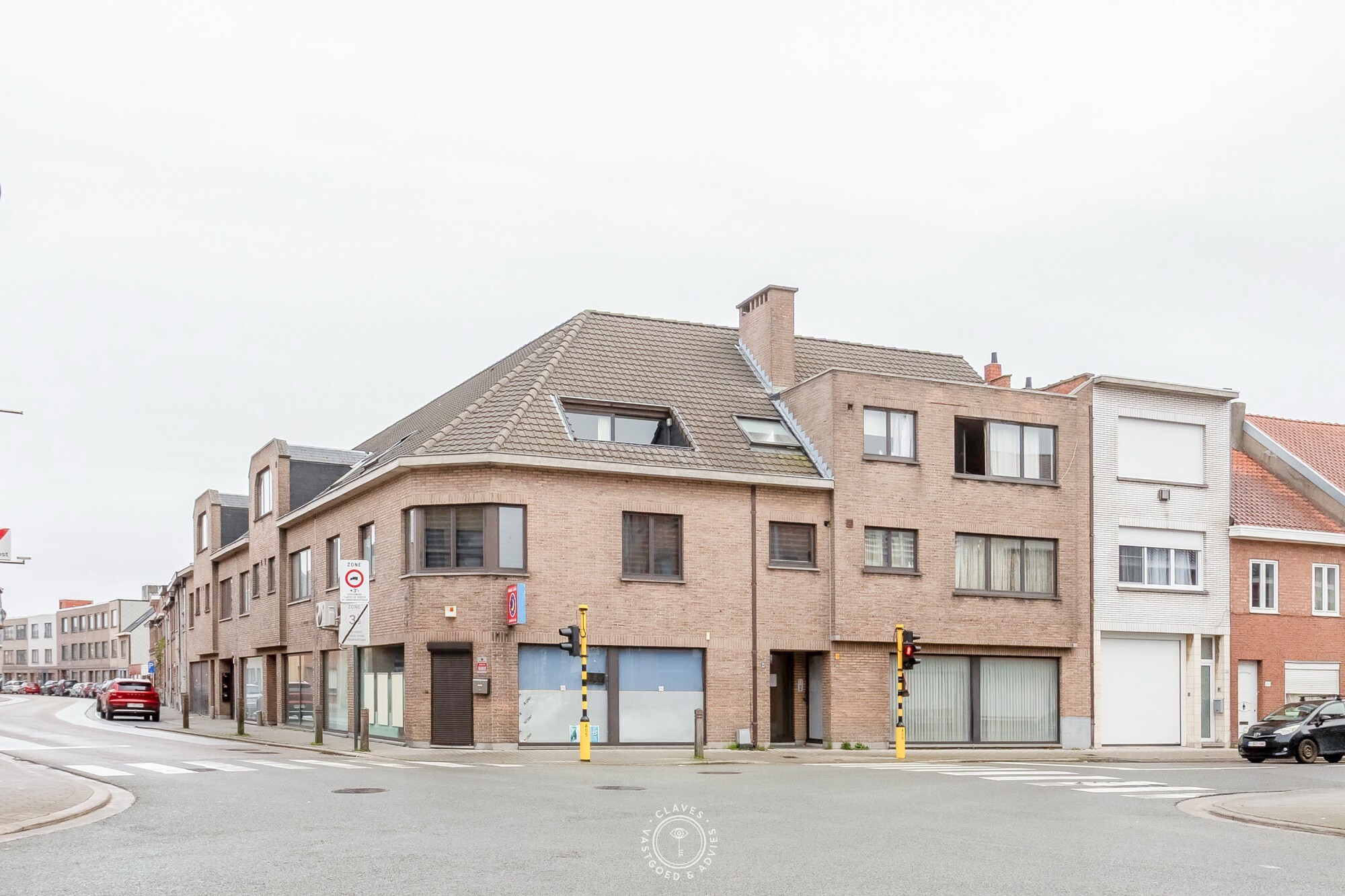 Zeer interessante opbrengsteigendom op wandelafstand van het station (11 units en 8 autostaanplaatsen)