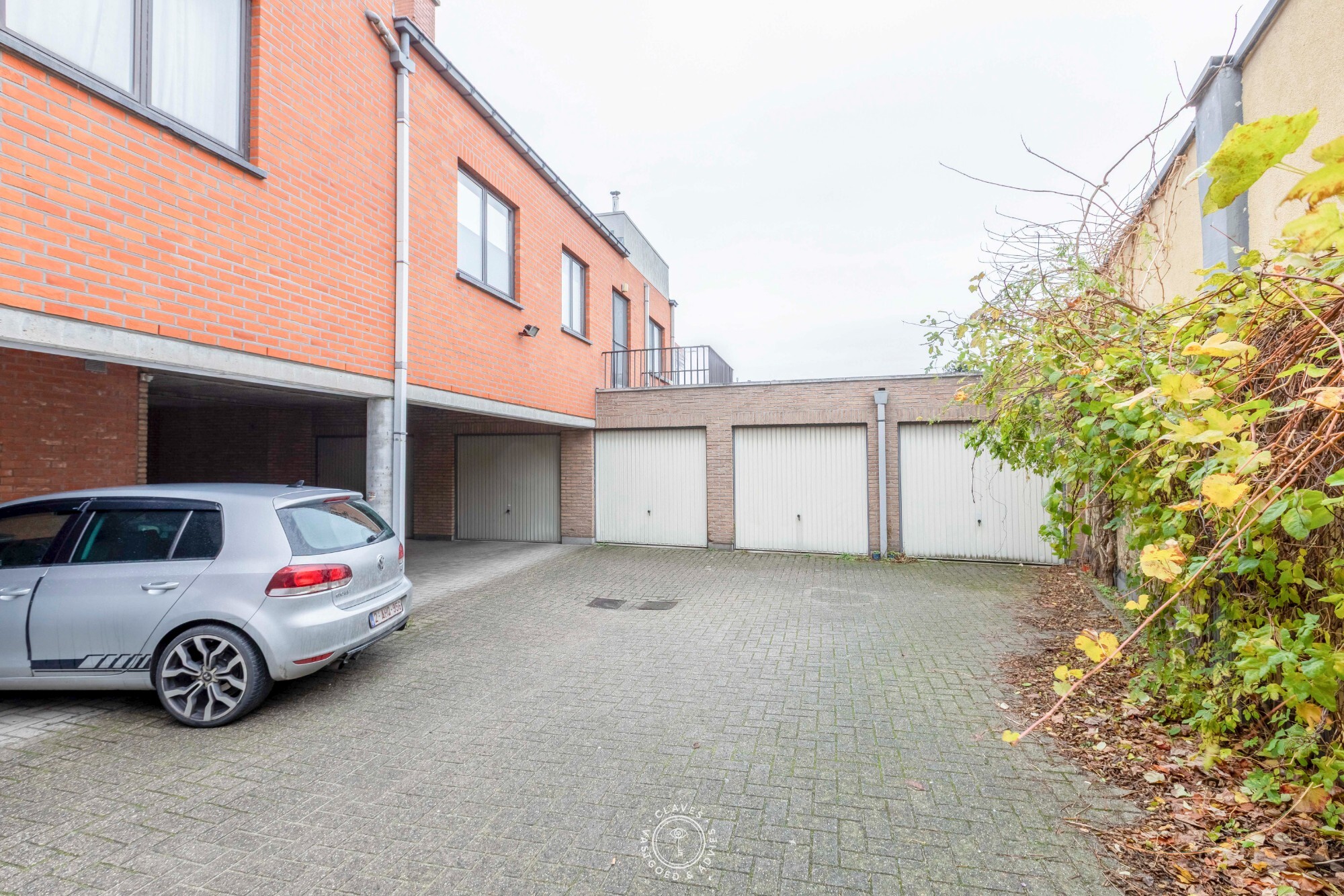 Zeer interessante opbrengsteigendom op wandelafstand van het station (11 units en 8 autostaanplaatsen)
