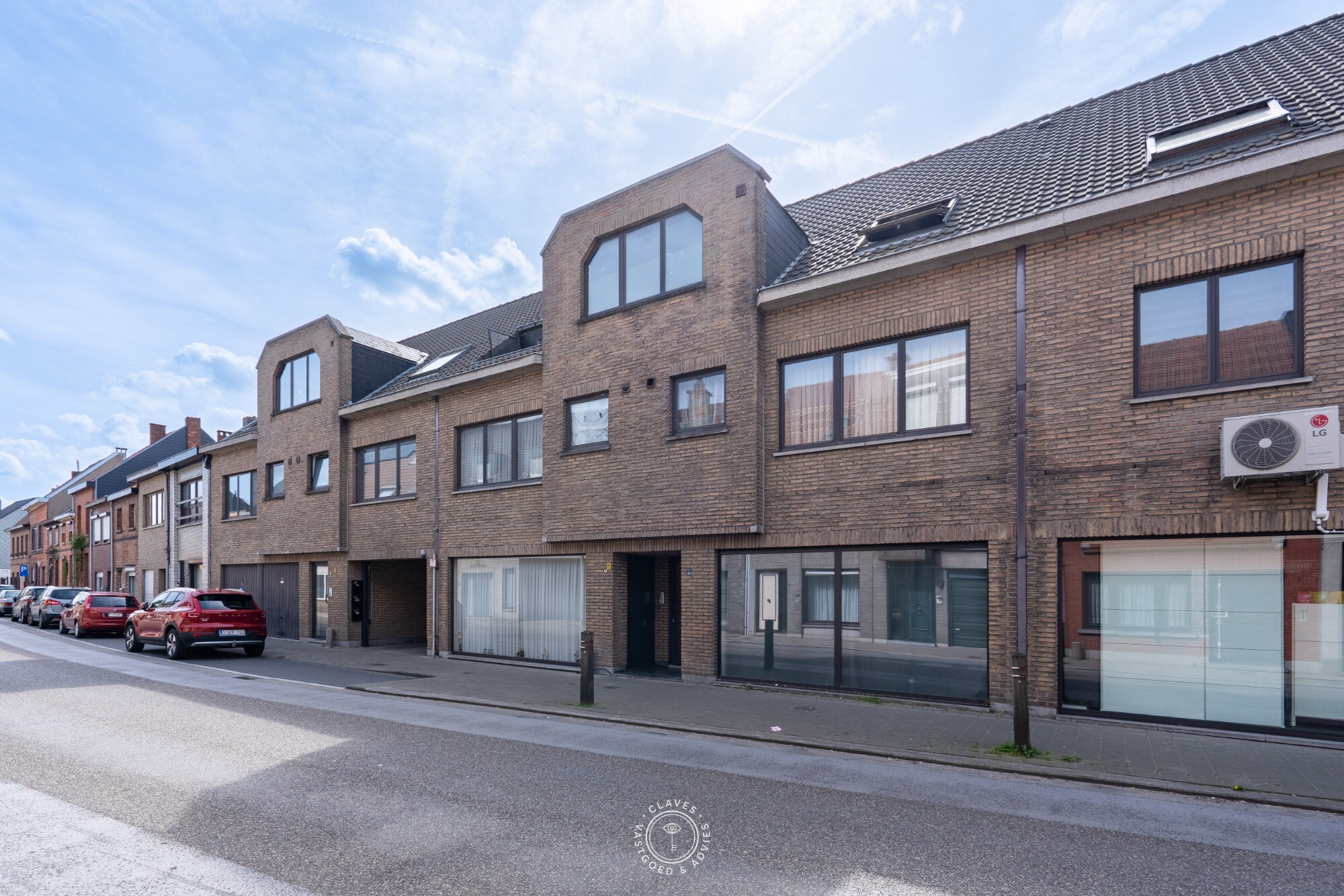 Zeer interessante opbrengsteigendom op wandelafstand van het station (11 units en 8 autostaanplaatsen)
