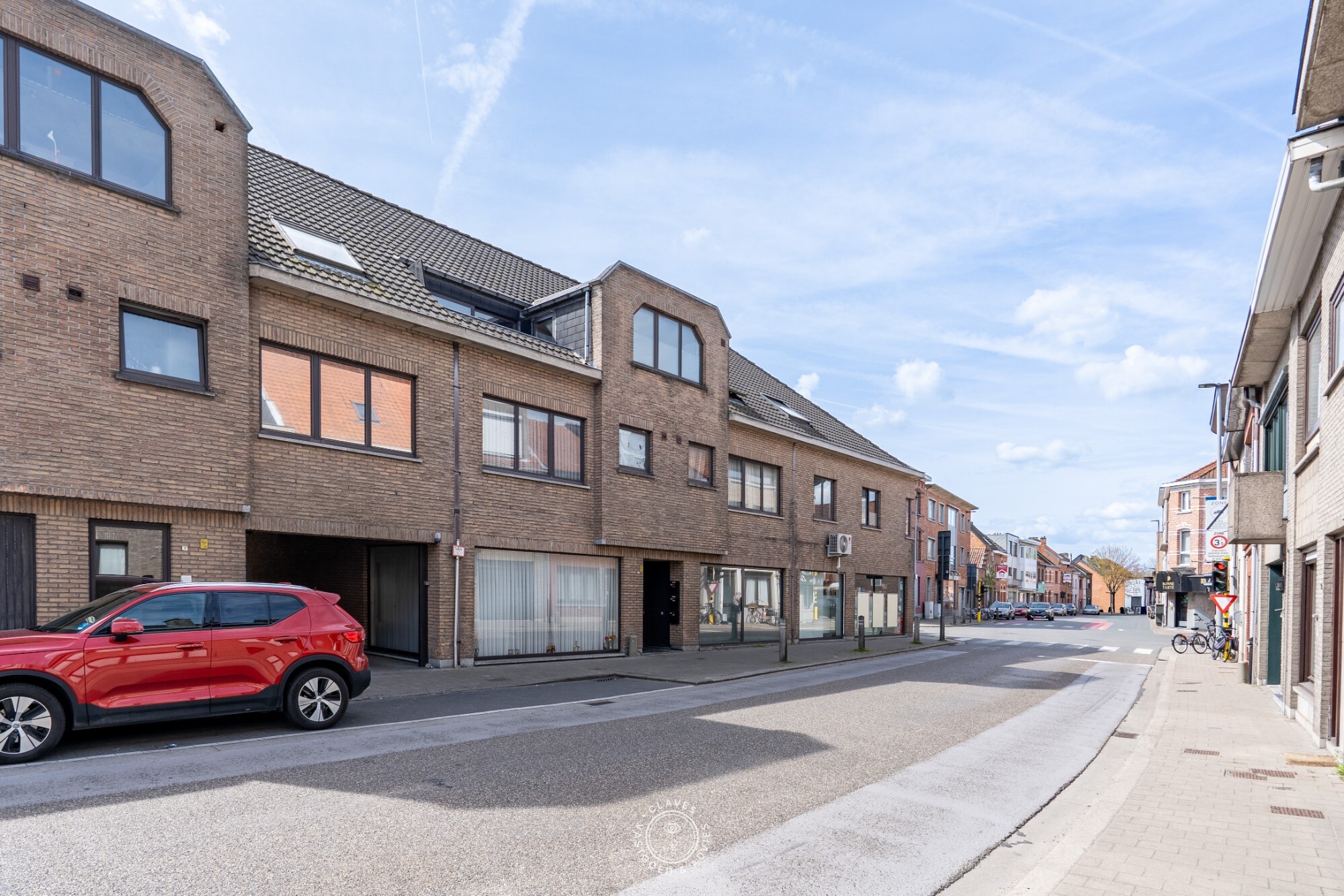 Zeer interessante opbrengsteigendom op wandelafstand van het station (11 units en 8 autostaanplaatsen)