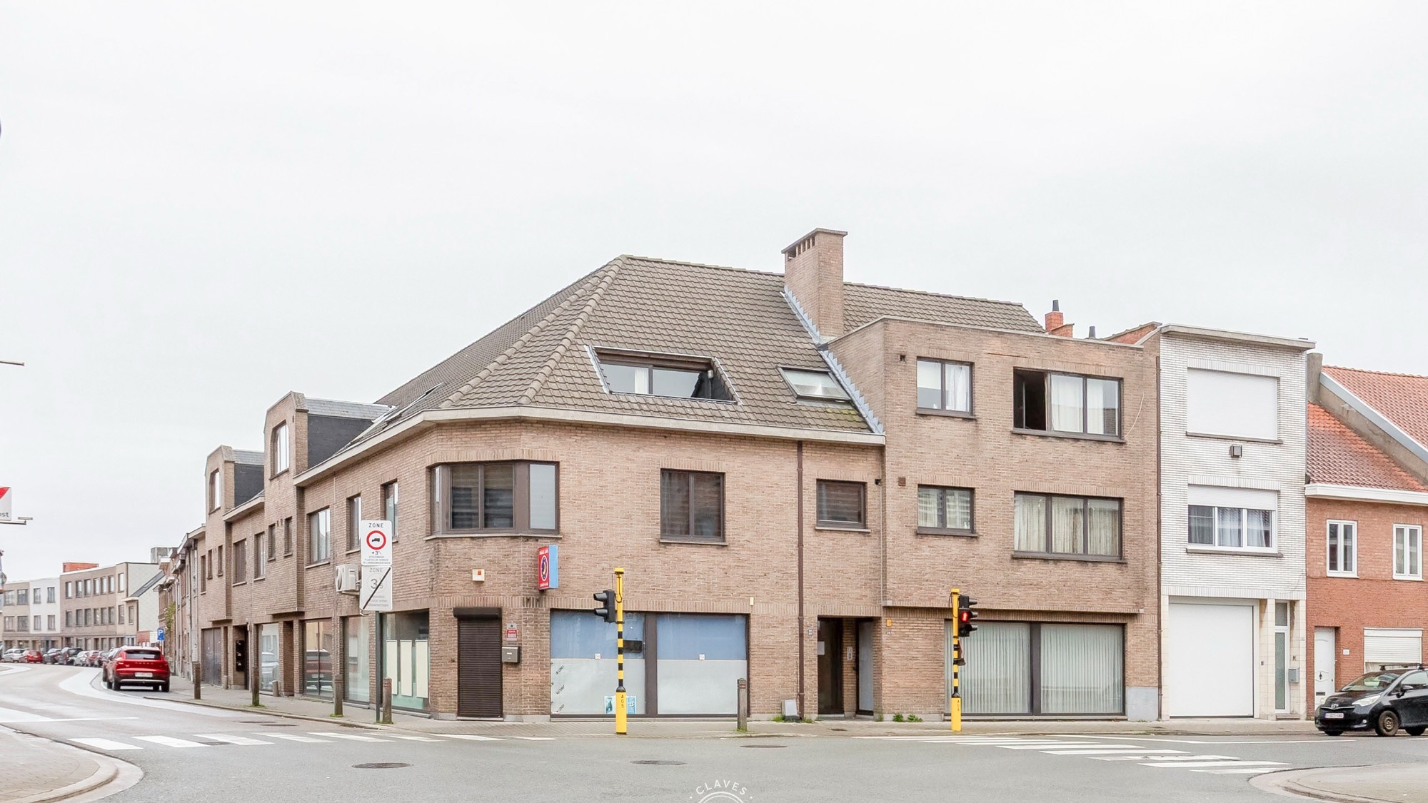 Zeer interessante opbrengsteigendom op wandelafstand van het station (11 units en 8 autostaanplaatsen)