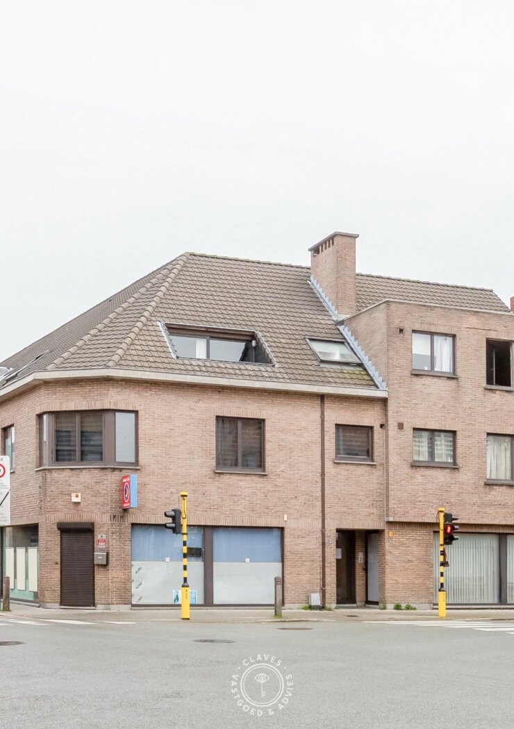 Zeer interessante opbrengsteigendom op wandelafstand van het station (11 units en 8 autostaanplaatsen)