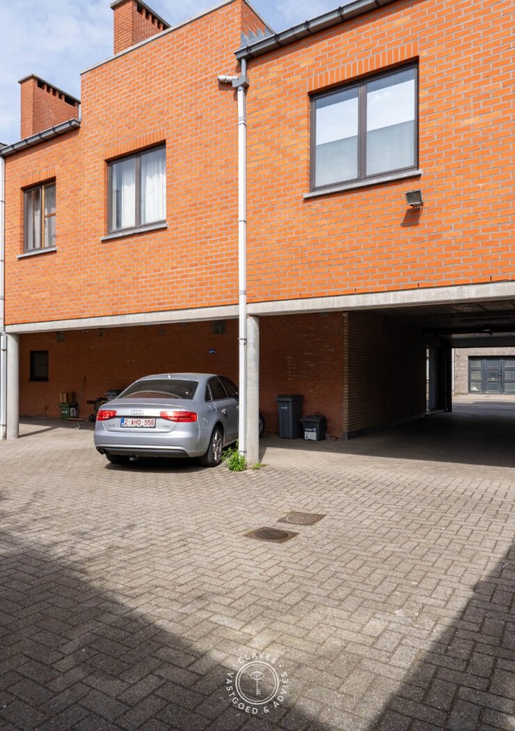 Zeer interessante opbrengsteigendom op wandelafstand van het station (11 units en 8 autostaanplaatsen)