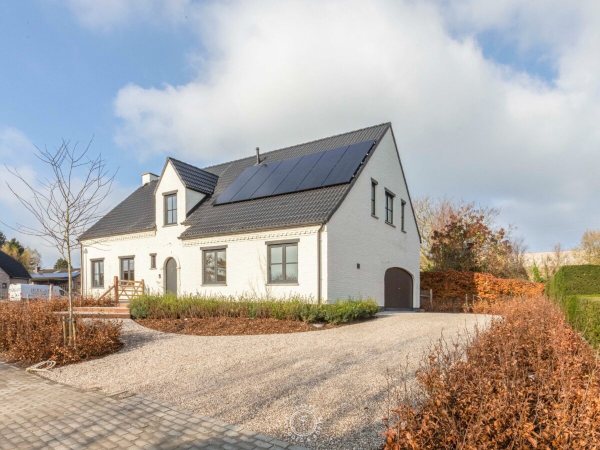 Prachtig gerenoveerde villa met westelijk georiënteerde tuin