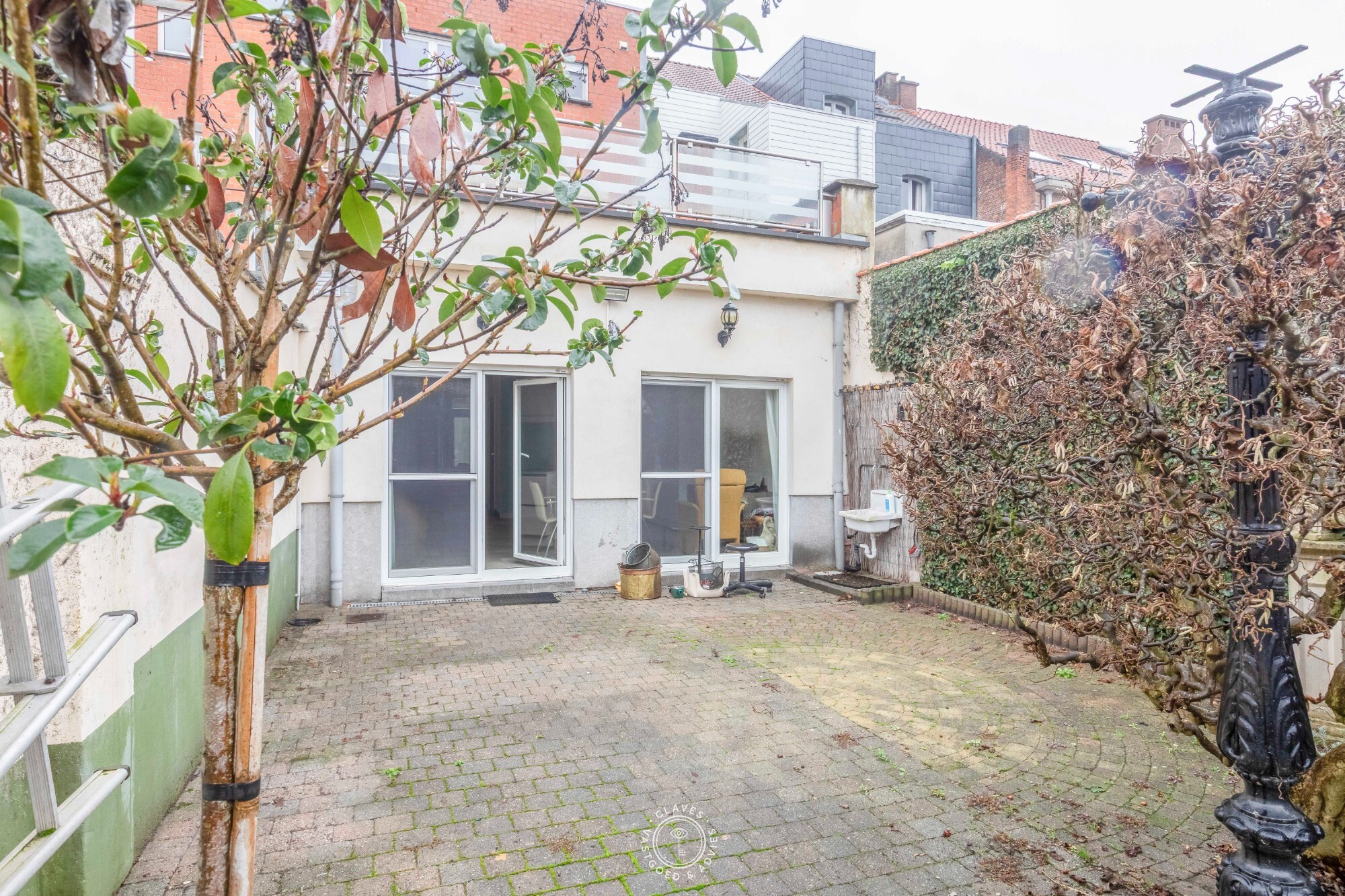 Ruime gelijkvloerse studio met uitzonderlijk groot terras