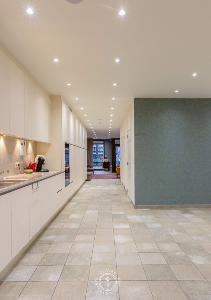 Ruime gelijkvloerse studio met uitzonderlijk groot terras