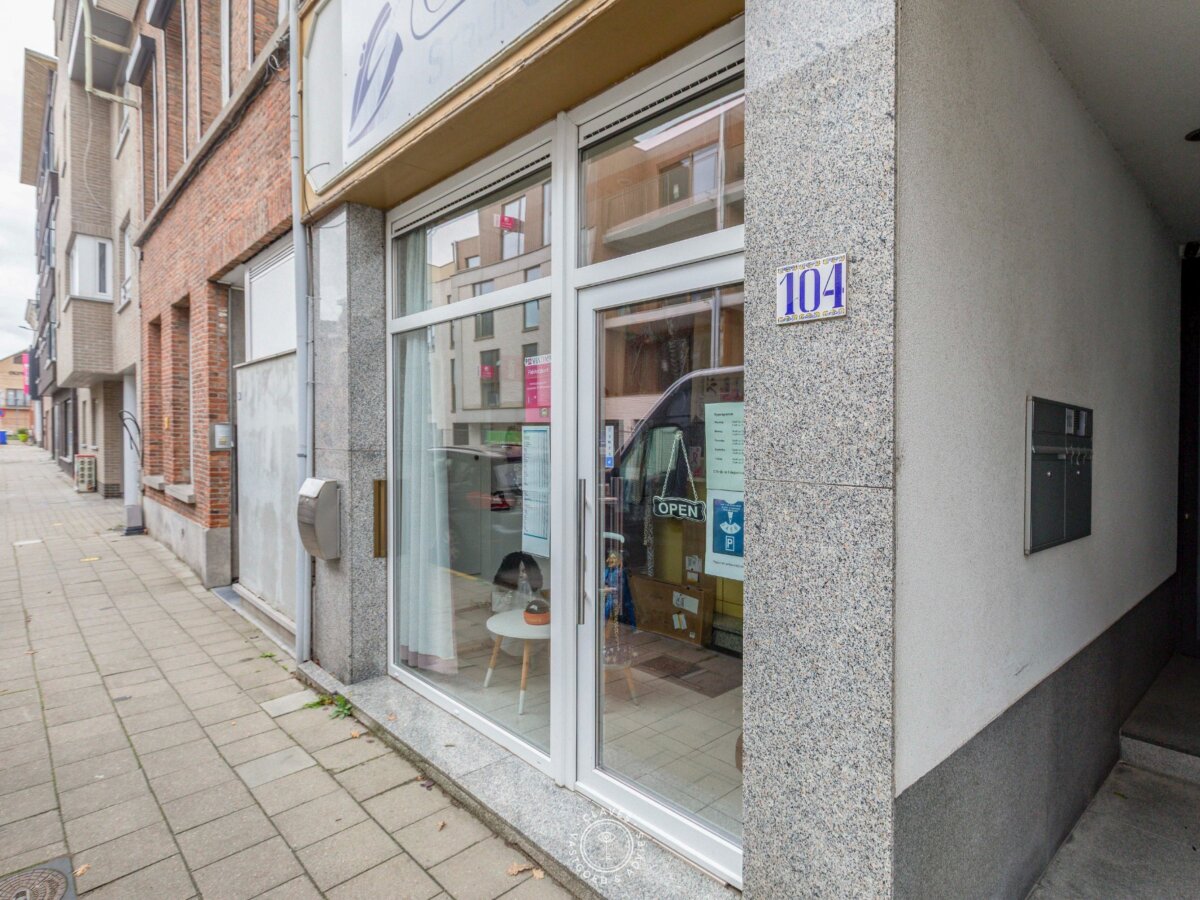 Multifunctioneel handelshuis met woonst aan het station van Beveren