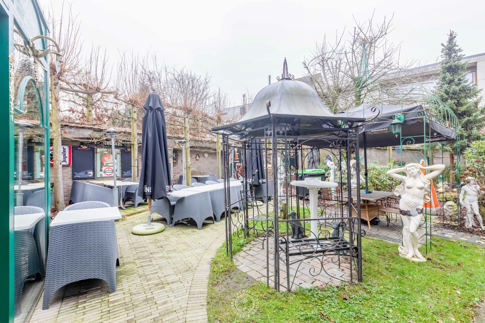 Handelspand met zeer ruim terras in 't Binnenhof
