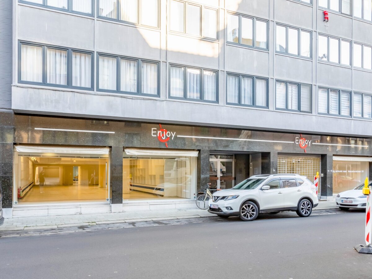 Commercieel handelsgelijkvloers met interessante straatbreedte