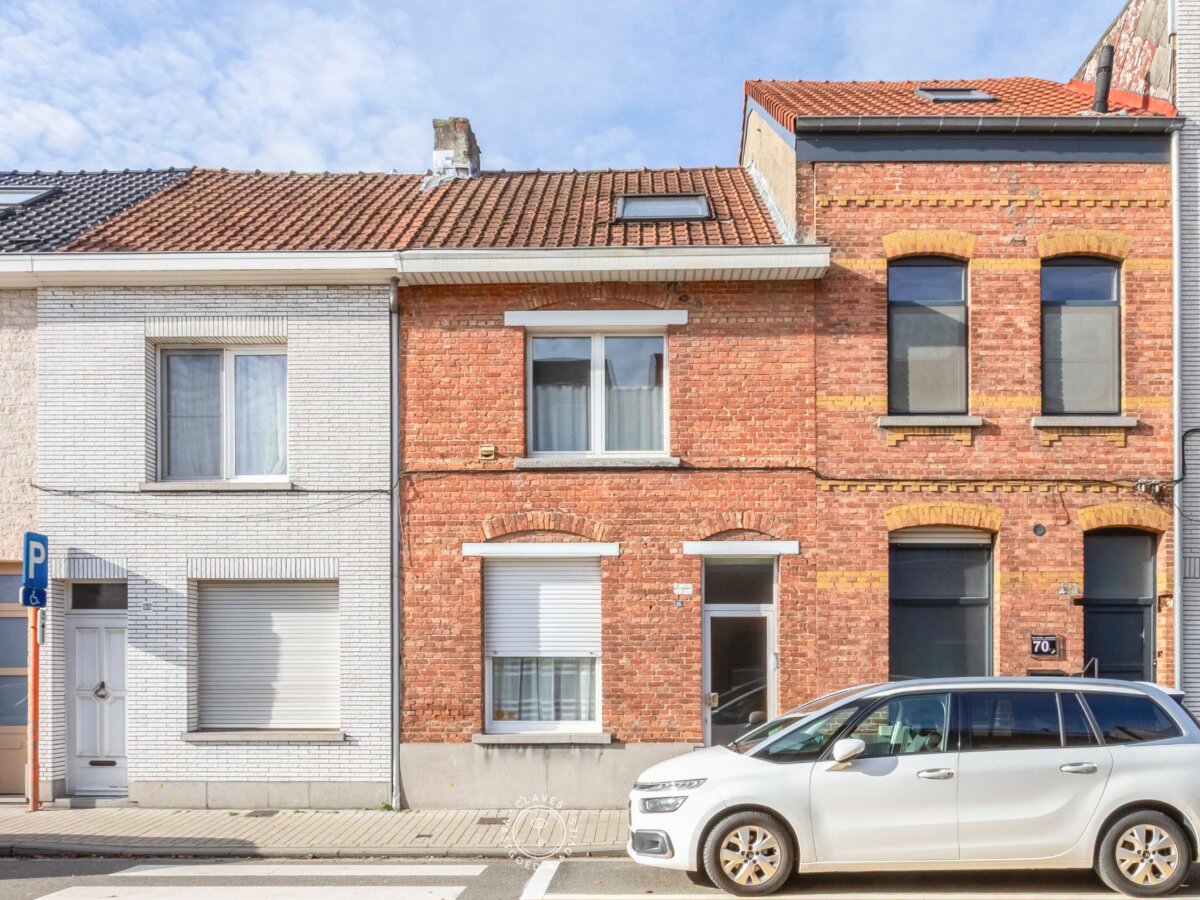 Instapklare gezinswoning met vernieuwde badkamer en ruime stadstuin in centrum Sint-Niklaas