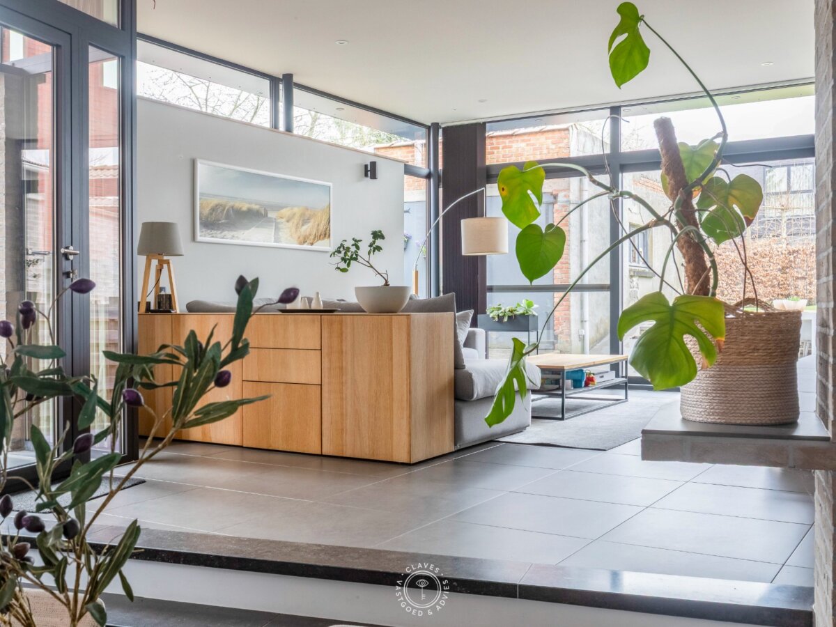 Verzorgde en gerenoveerde woning met zuidwest gerichte tuin