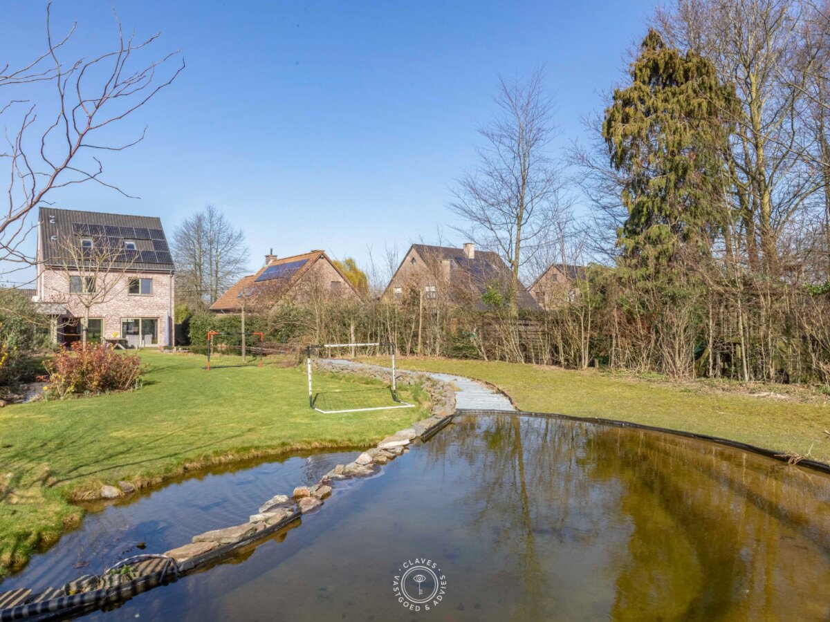Welgelegen en recent gebouwde woning met uitzonderlijke tuin
