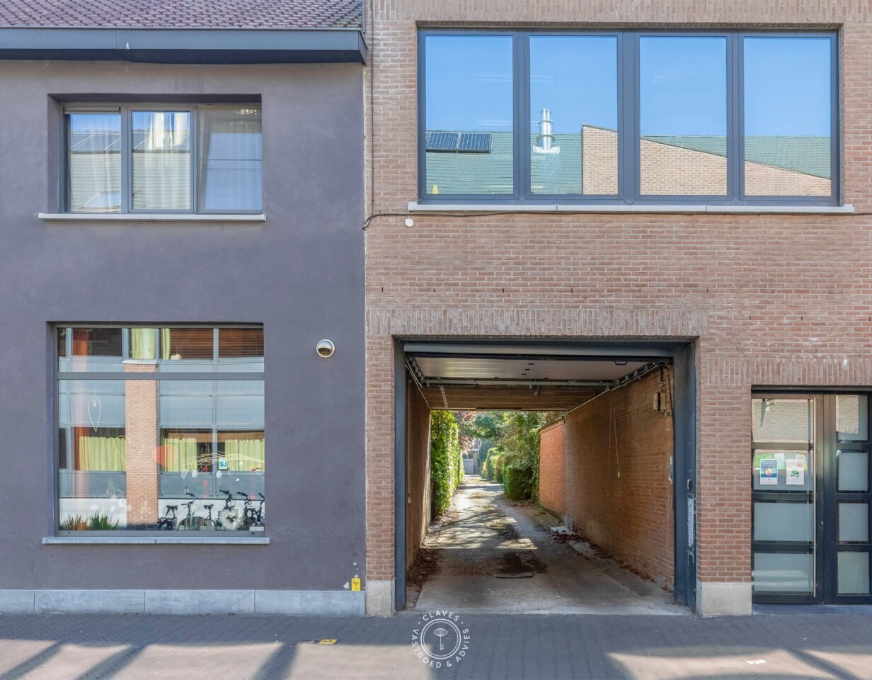 Bijzonder handelspand met een uitzonderlijk opwaarts potentieel en ontsluiting achteraan het perceel.