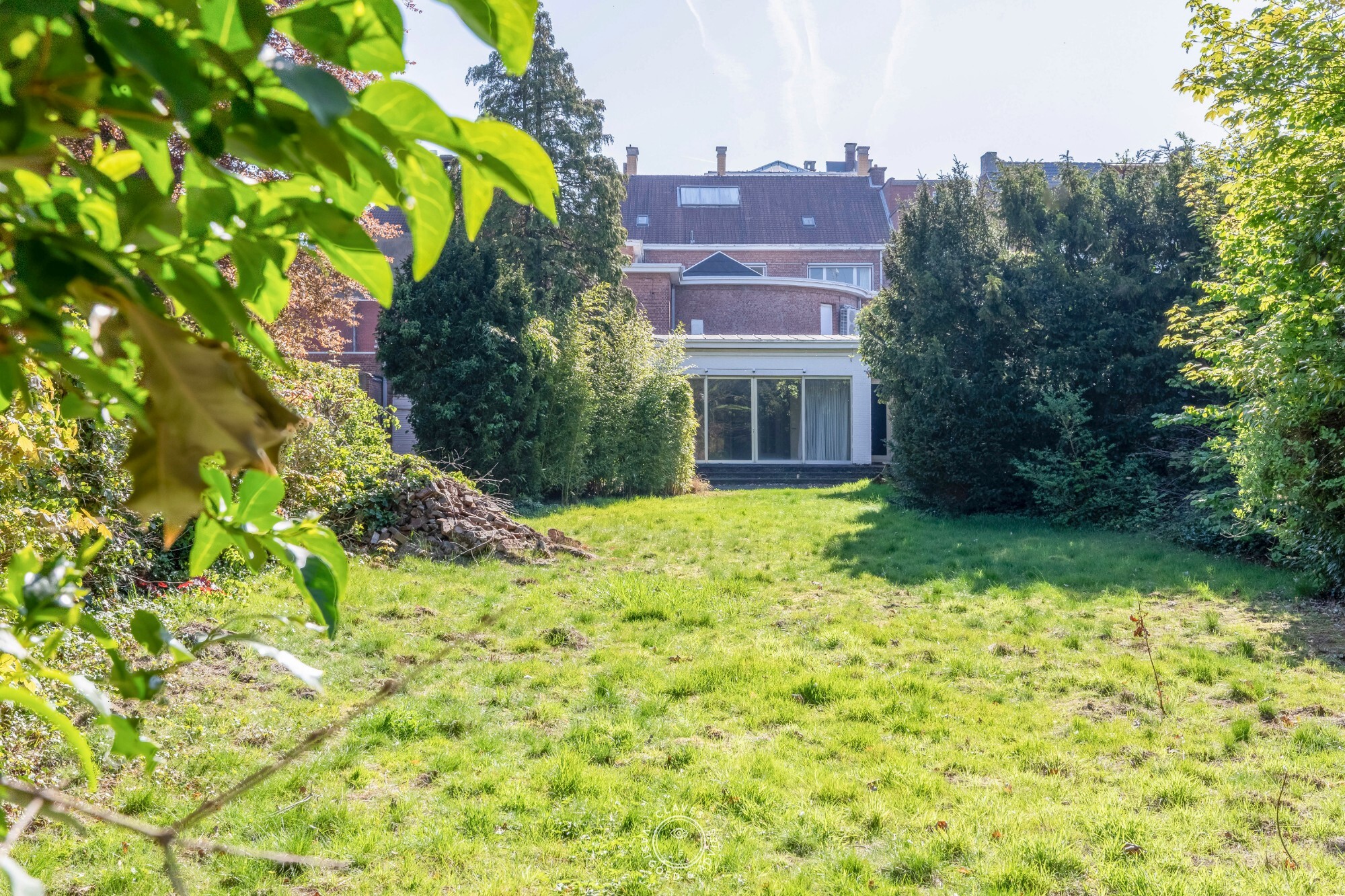 Bijzonder handelspand met een uitzonderlijk opwaarts potentieel en ontsluiting achteraan het perceel.
