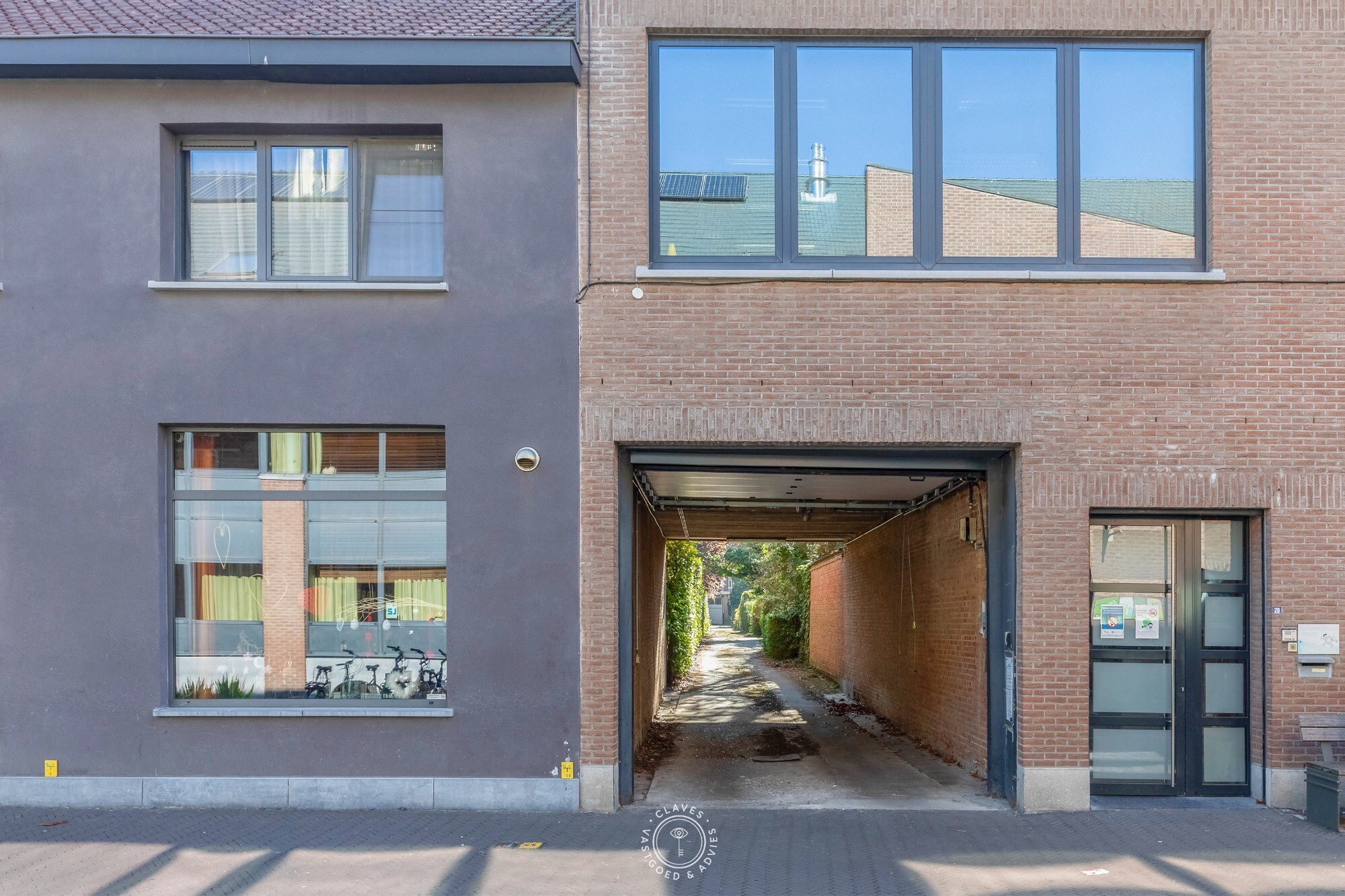 Bijzonder handelspand met een uitzonderlijk opwaarts potentieel en ontsluiting achteraan het perceel.
