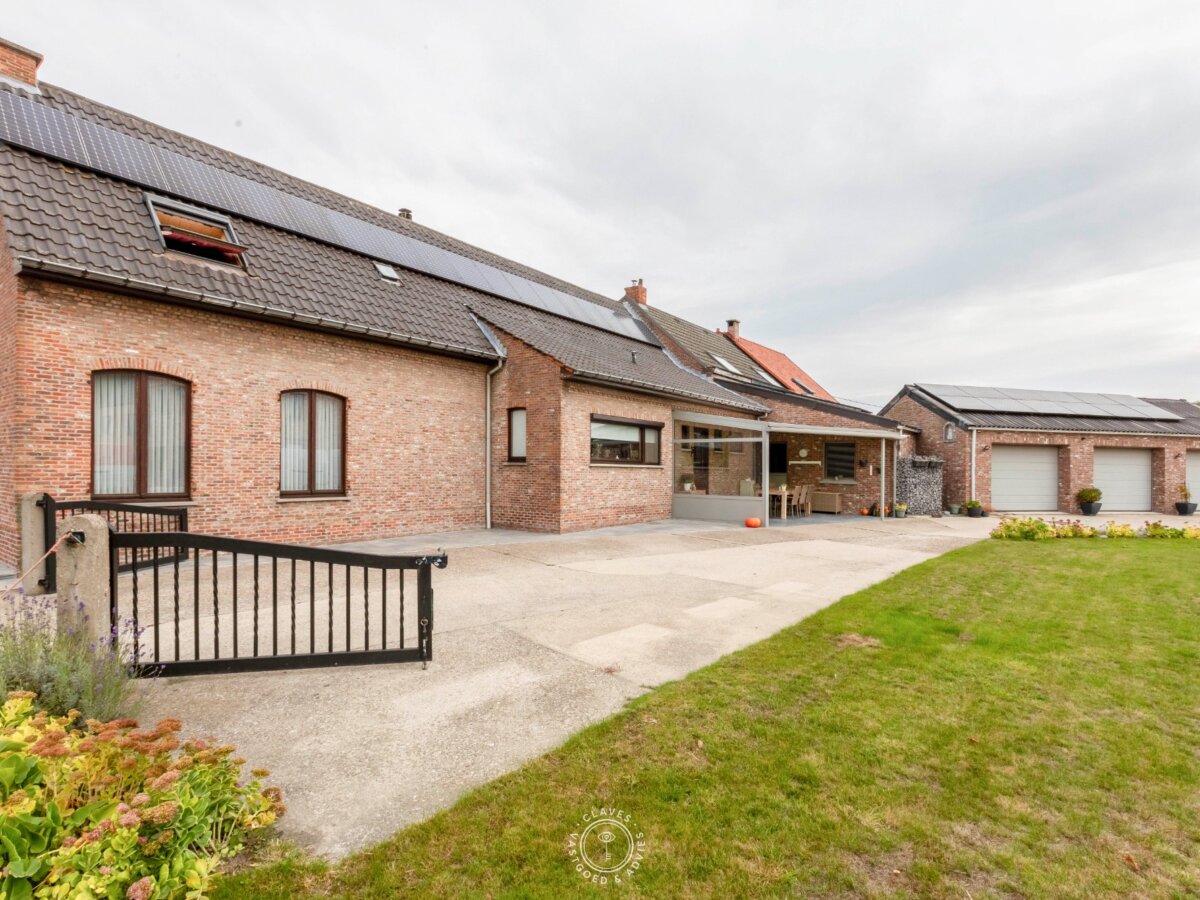 Charmante en ruime woning met 4 slaapkamers en 3 garages