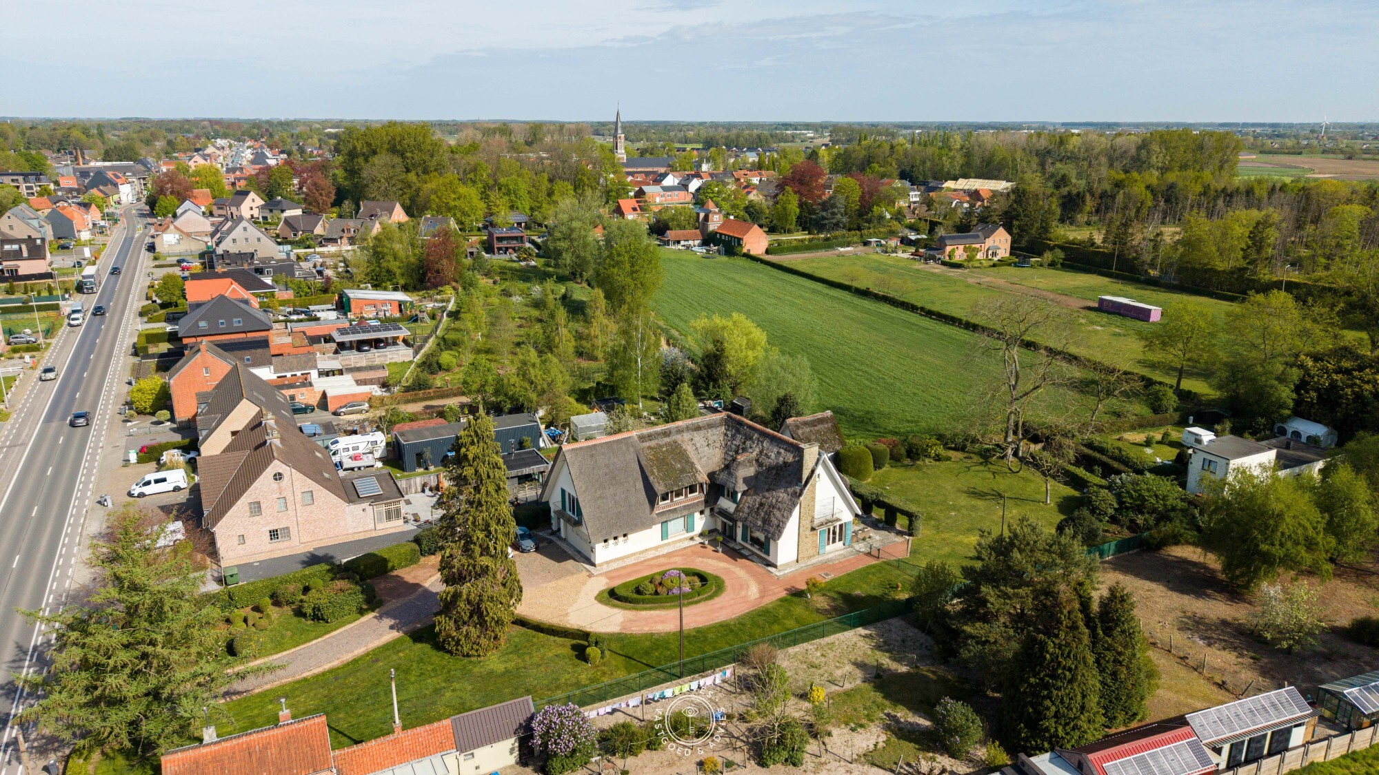 Ruim pand met woonst op uitzonderlijk perceel van meer dan 3.000 m²