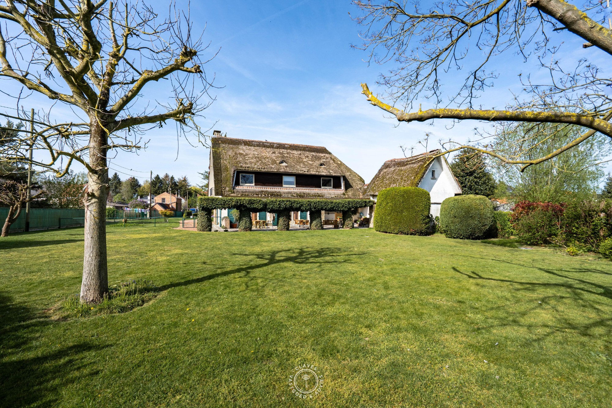 Ruim pand met woonst op uitzonderlijk perceel van meer dan 3.000 m²