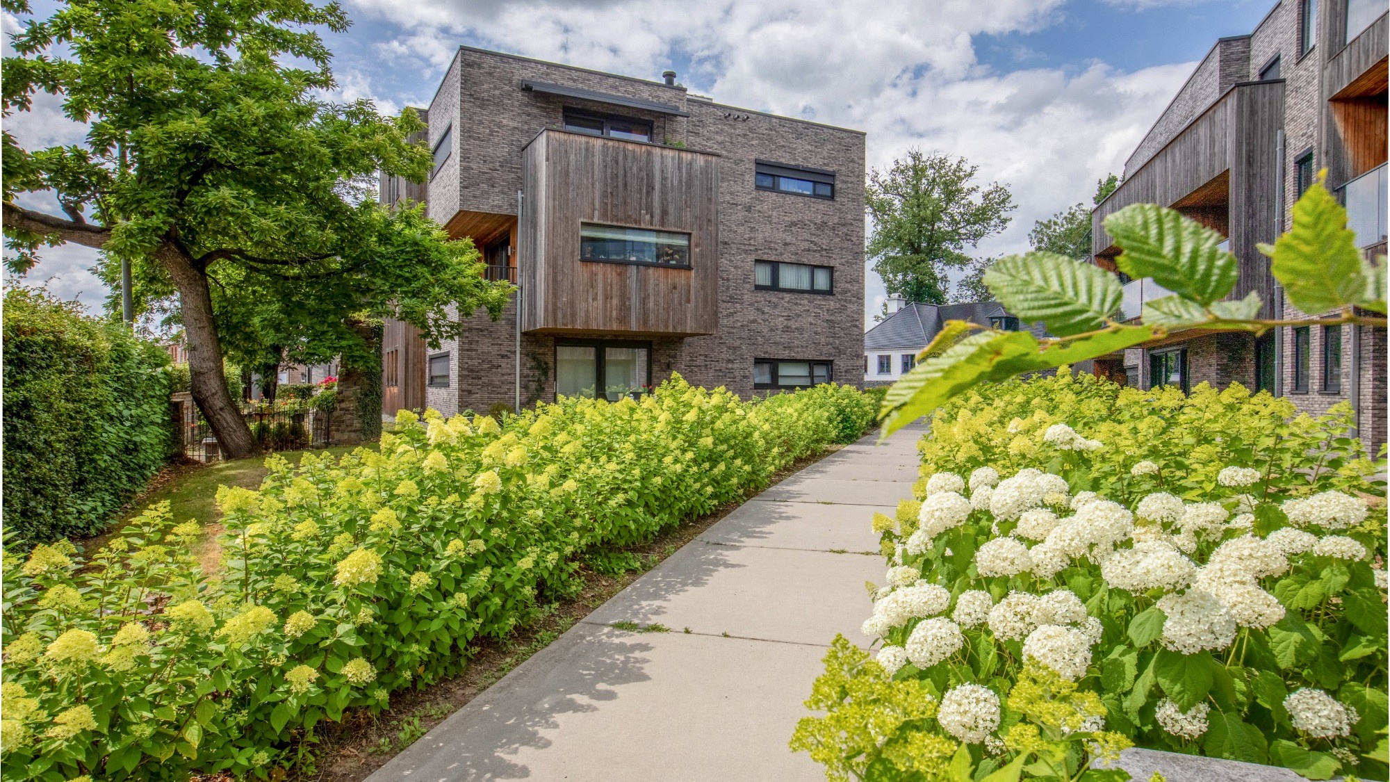 Energiezuinige assistentiewoning met autostaanplaats en groene omgeving