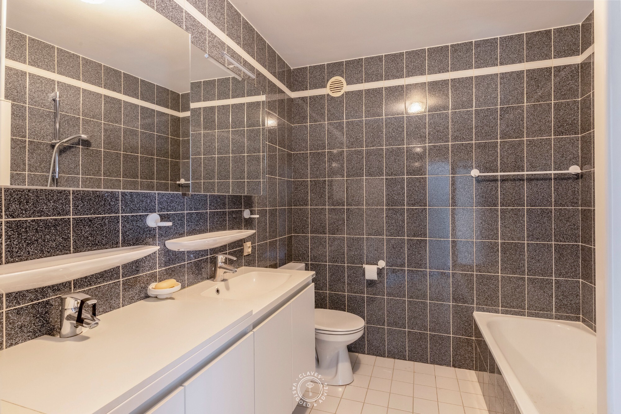 Ruim en lichtrijk appartement met 3 slaapkamers op toplocatie met autostaanplaats aan het Hendrik Heymanplein