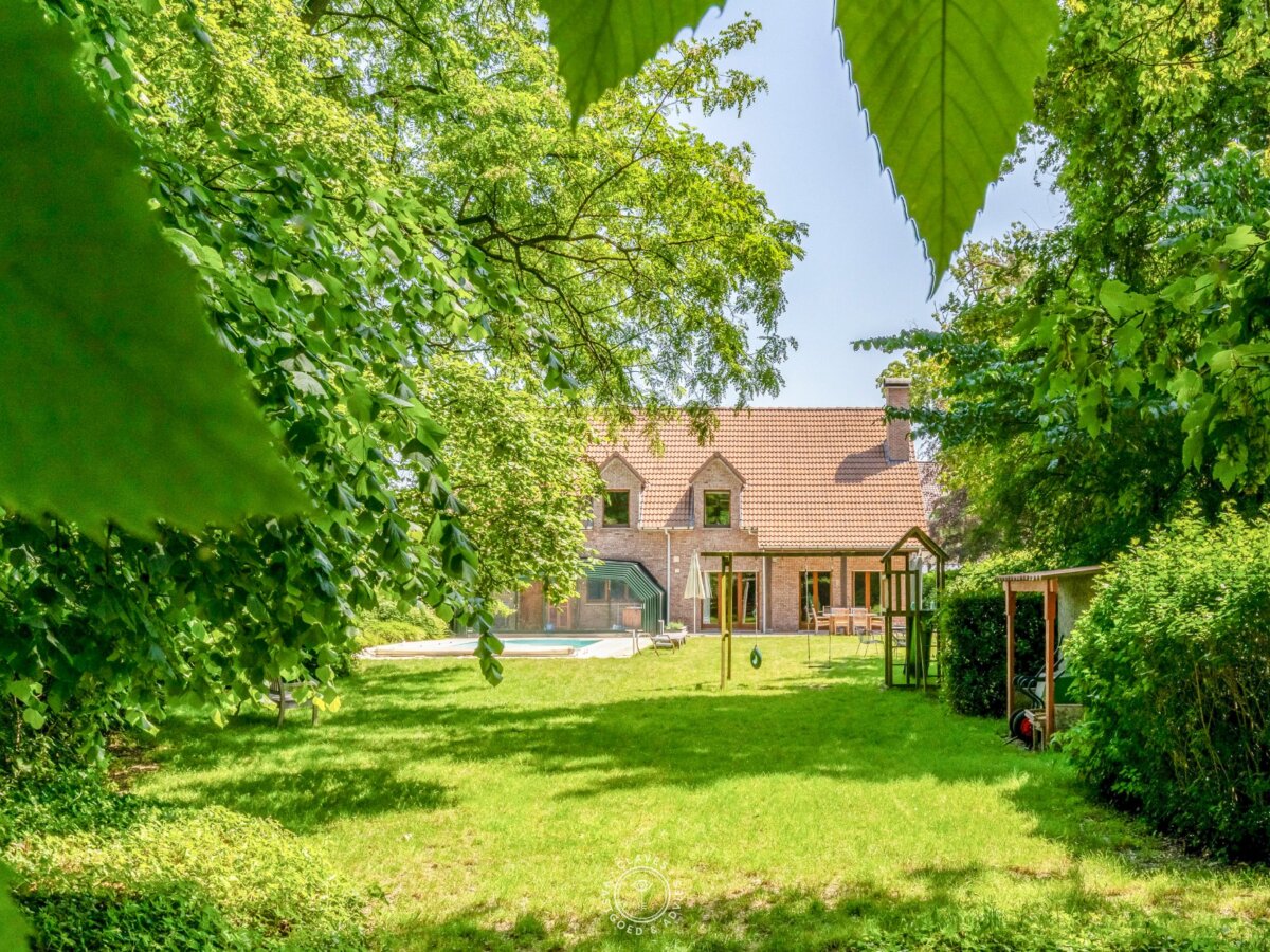 Welgelegen villa met praktijk en wonderlijke tuin