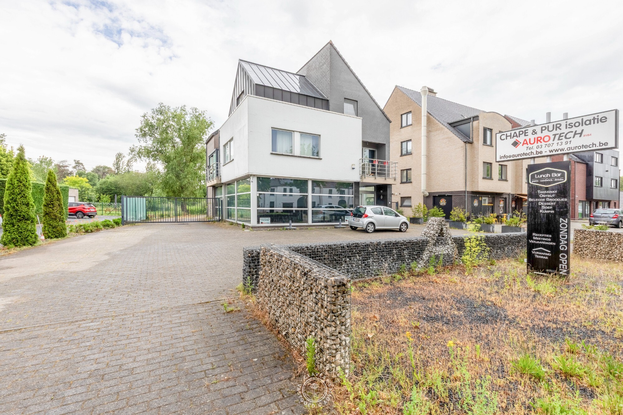 Instapklaar handelspand op centrale locatie met uitstekende visibiliteit