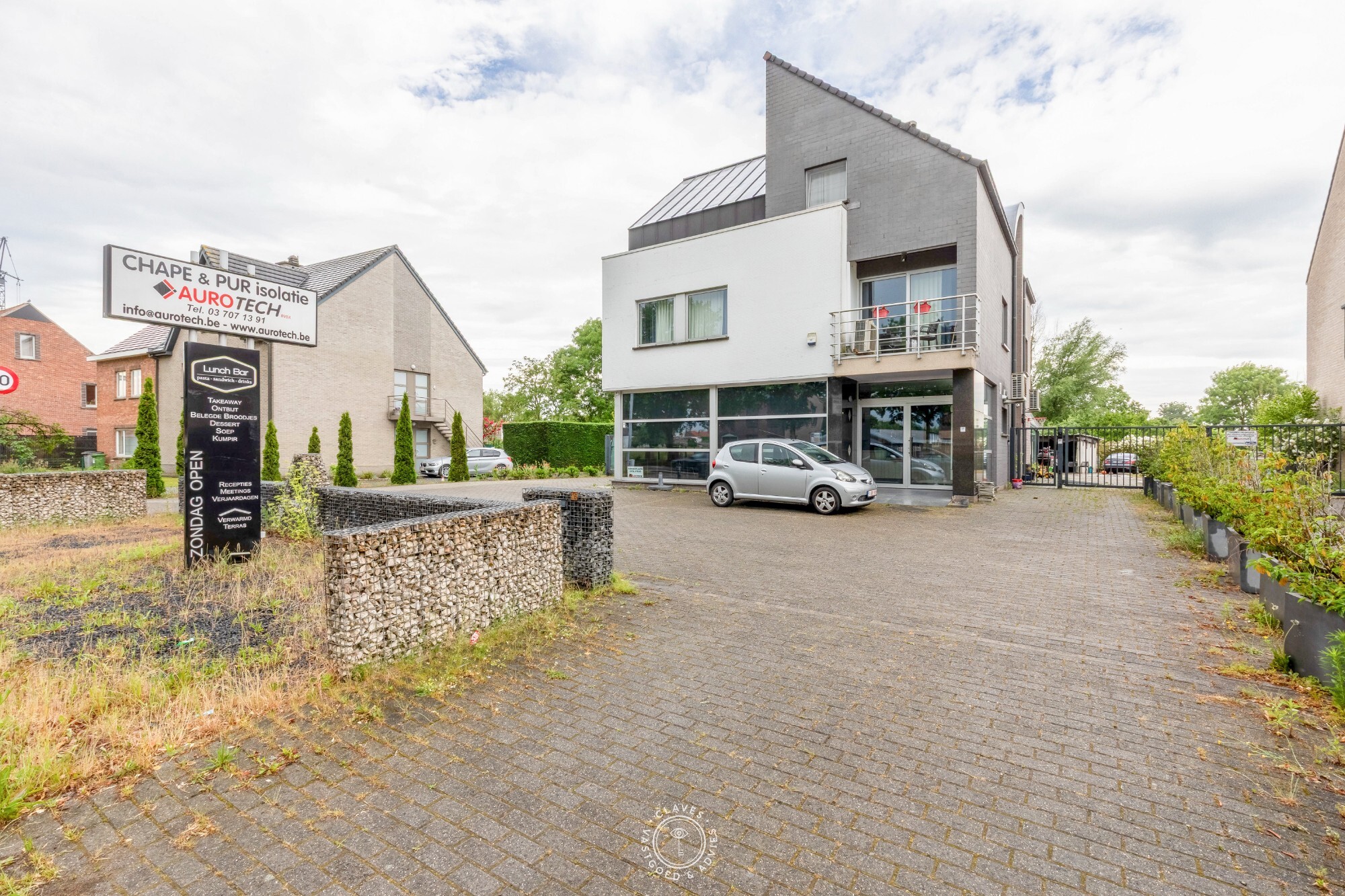 Instapklaar handelspand op centrale locatie met uitstekende visibiliteit