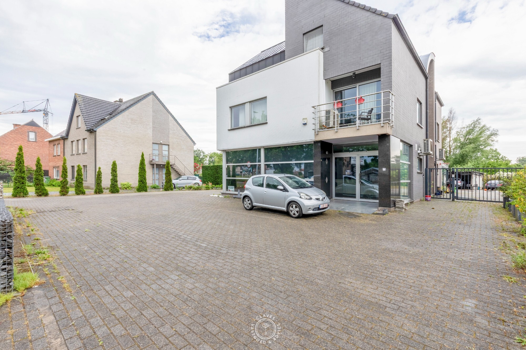 Instapklaar handelspand op centrale locatie met uitstekende visibiliteit