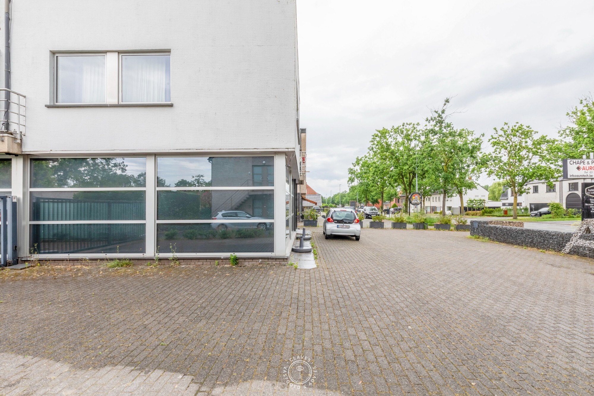 Instapklaar handelspand op centrale locatie met uitstekende visibiliteit