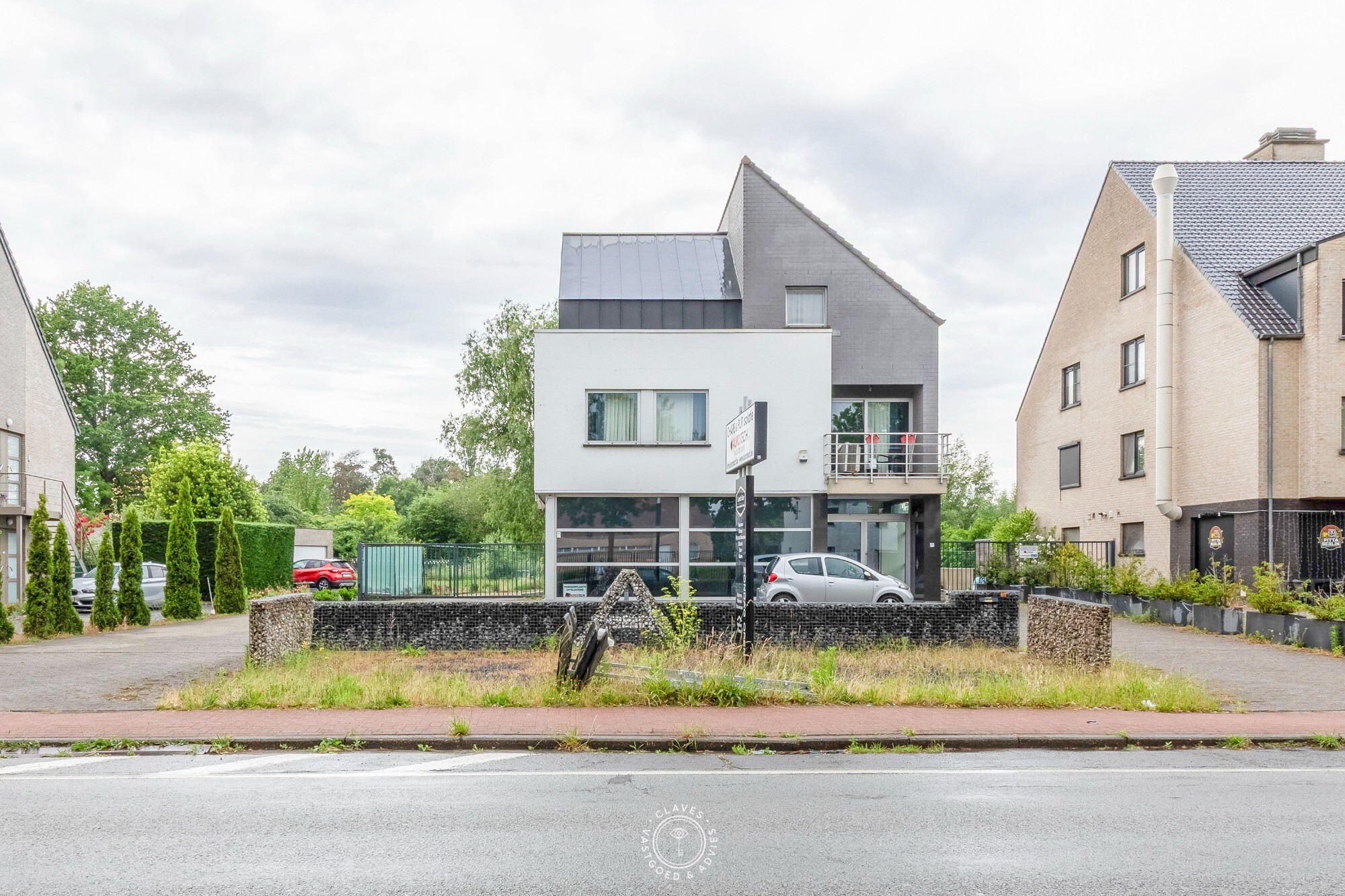 Instapklaar handelspand op centrale locatie met uitstekende visibiliteit
