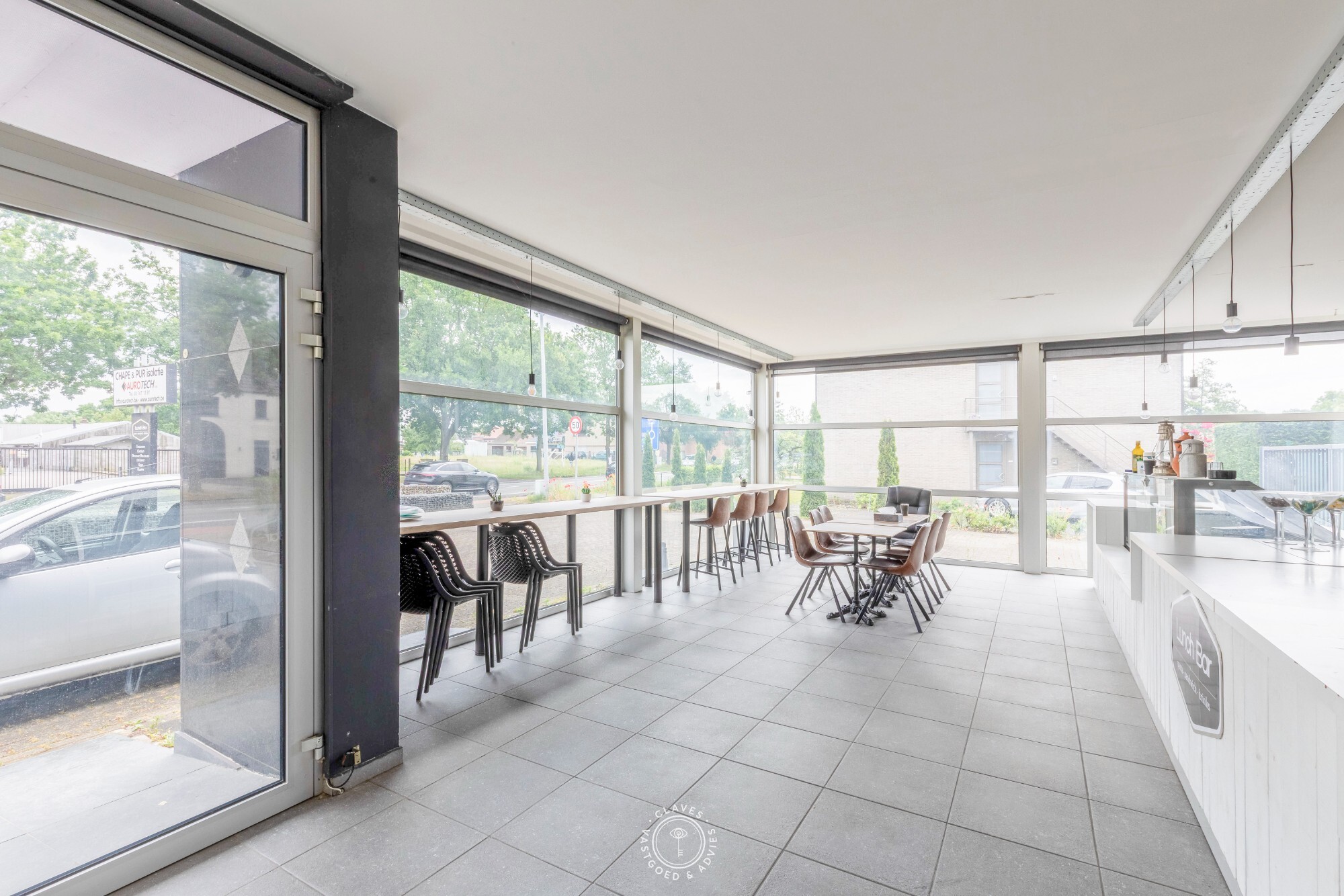 Instapklaar handelspand op centrale locatie met uitstekende visibiliteit