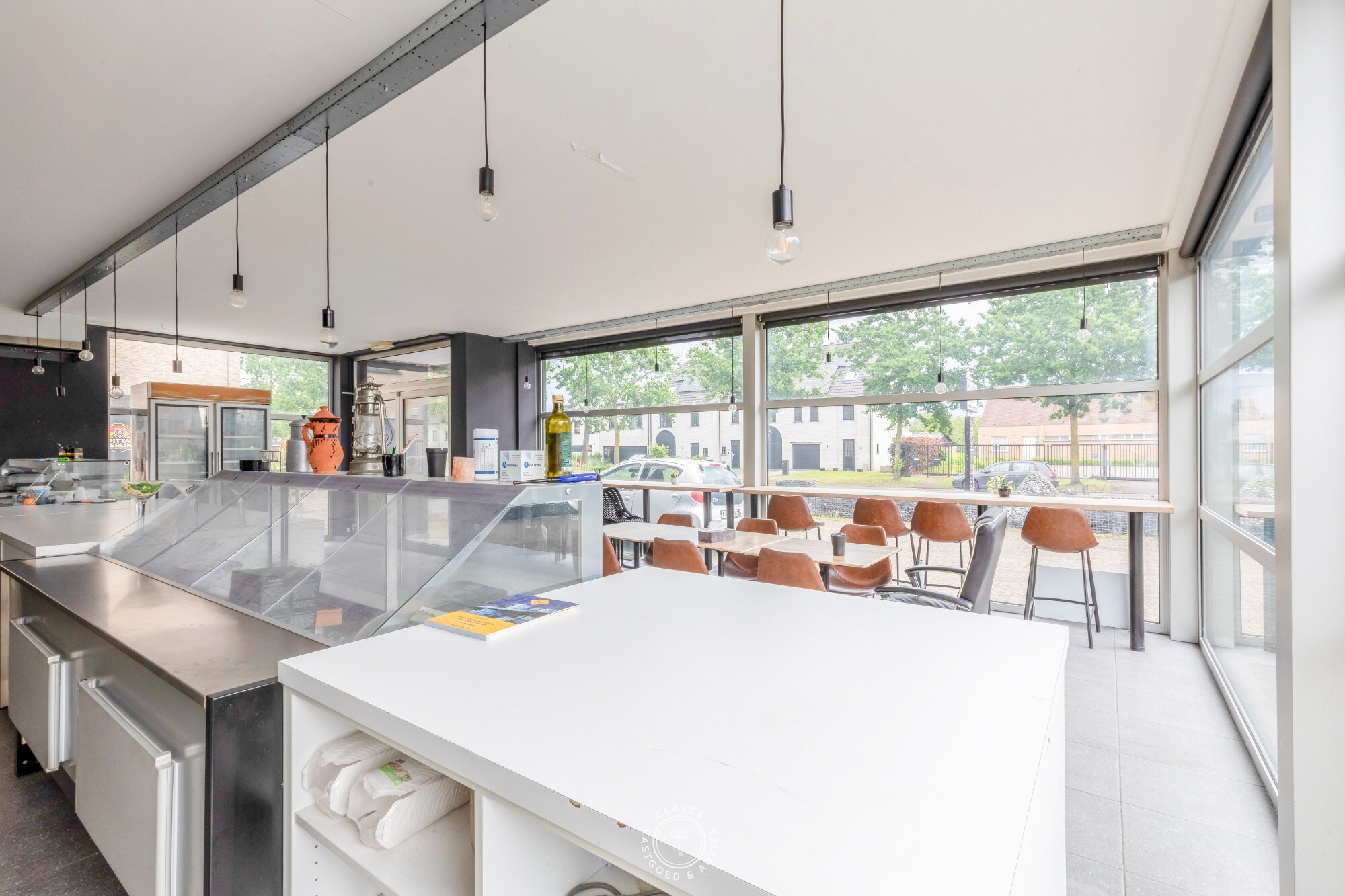 Instapklaar handelspand op centrale locatie met uitstekende visibiliteit