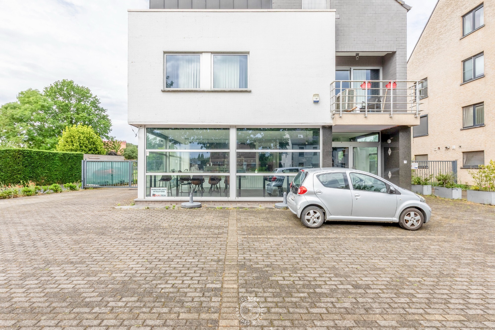 Instapklaar handelspand op centrale locatie met uitstekende visibiliteit