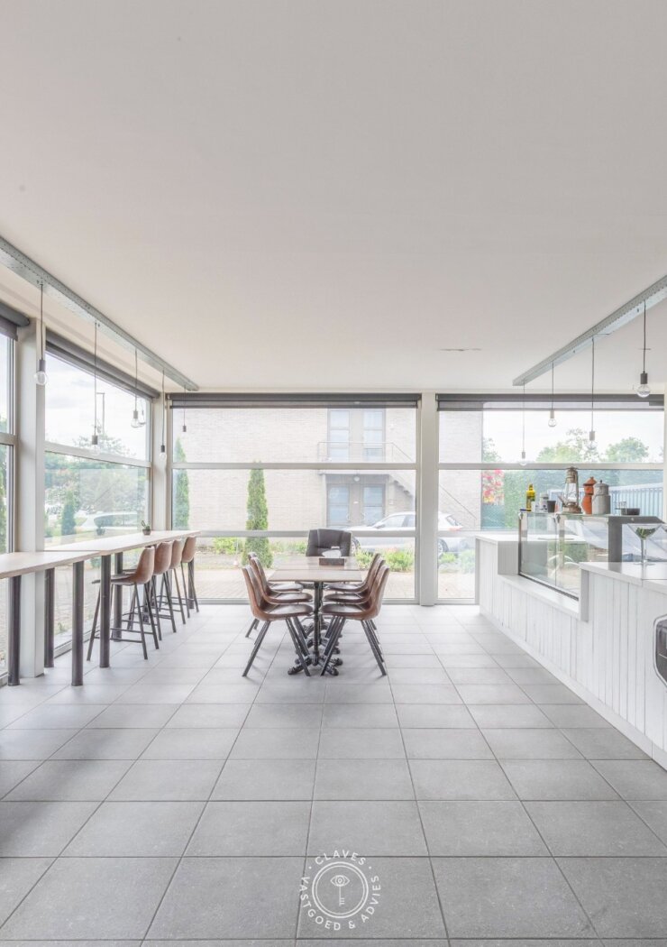 Instapklaar handelspand op centrale locatie met uitstekende visibiliteit