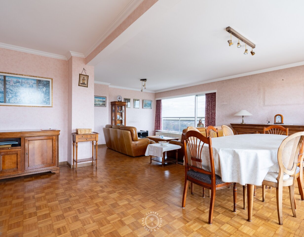 Lichtrijk hoekappartement op de 14de verdieping met panoramisch uitzicht