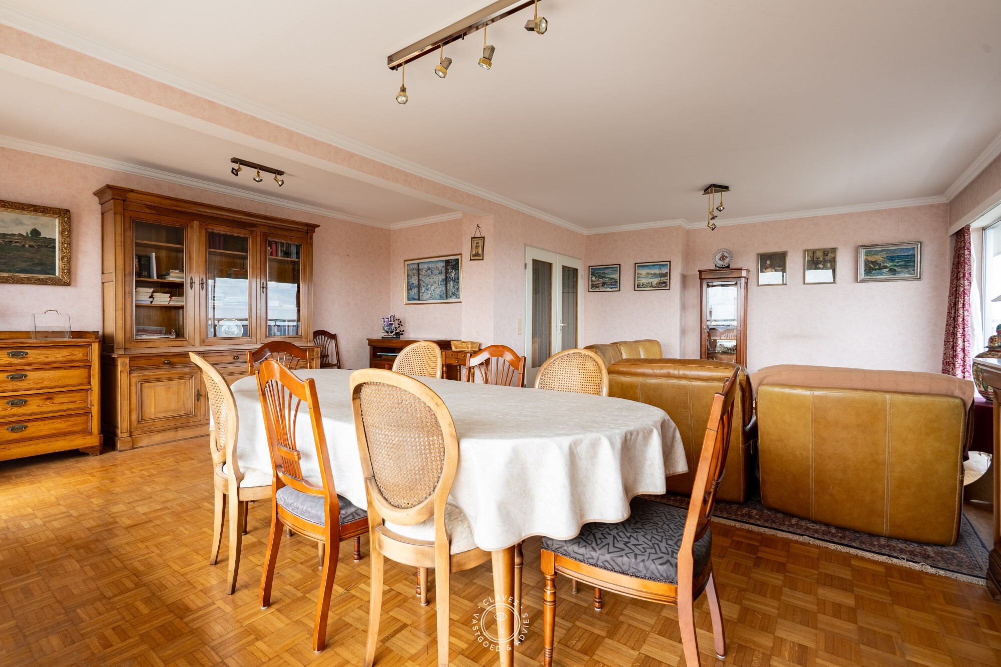 Lichtrijk hoekappartement op de 14de verdieping met panoramisch uitzicht