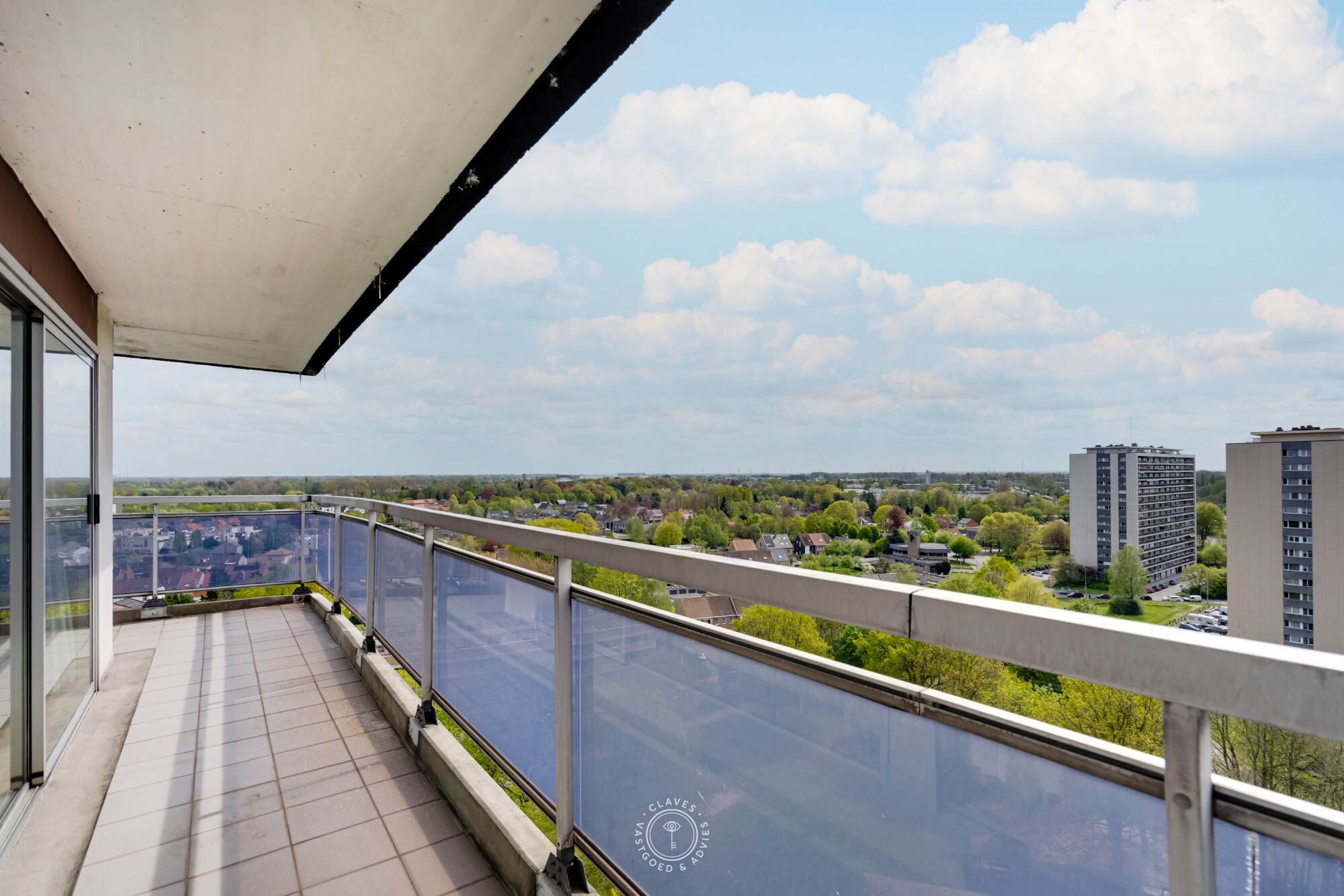 Lichtrijk hoekappartement op de 14de verdieping met panoramisch uitzicht