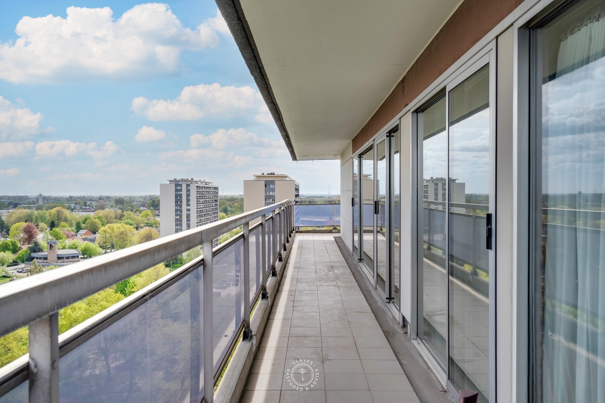 Lichtrijk hoekappartement op de 14de verdieping met panoramisch uitzicht