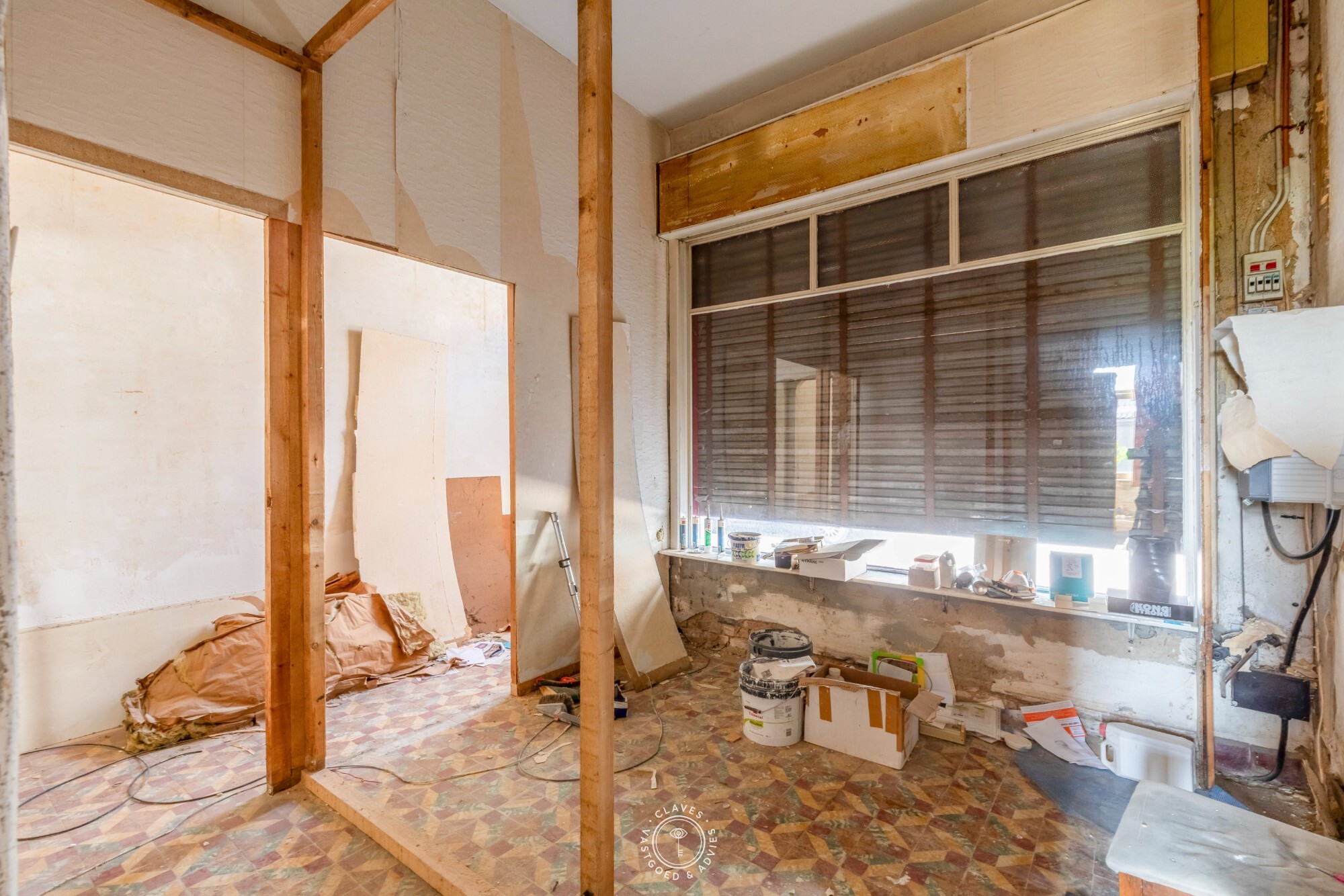Te renoveren woning met garage in het centrum van Sint-Niklaas