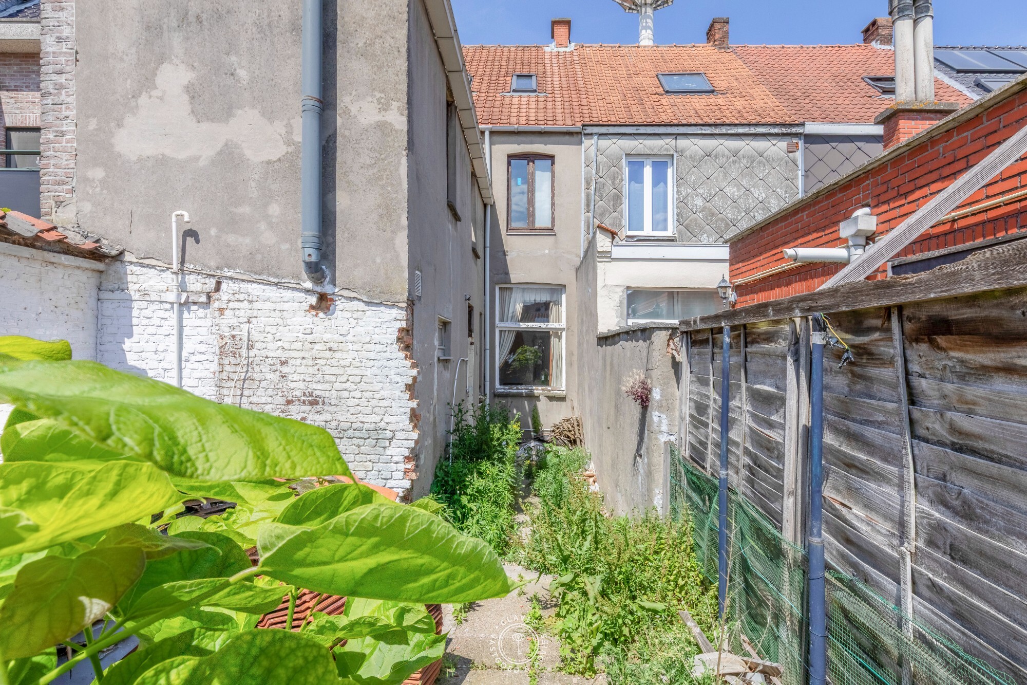 Te renoveren woning met garage in het centrum van Sint-Niklaas