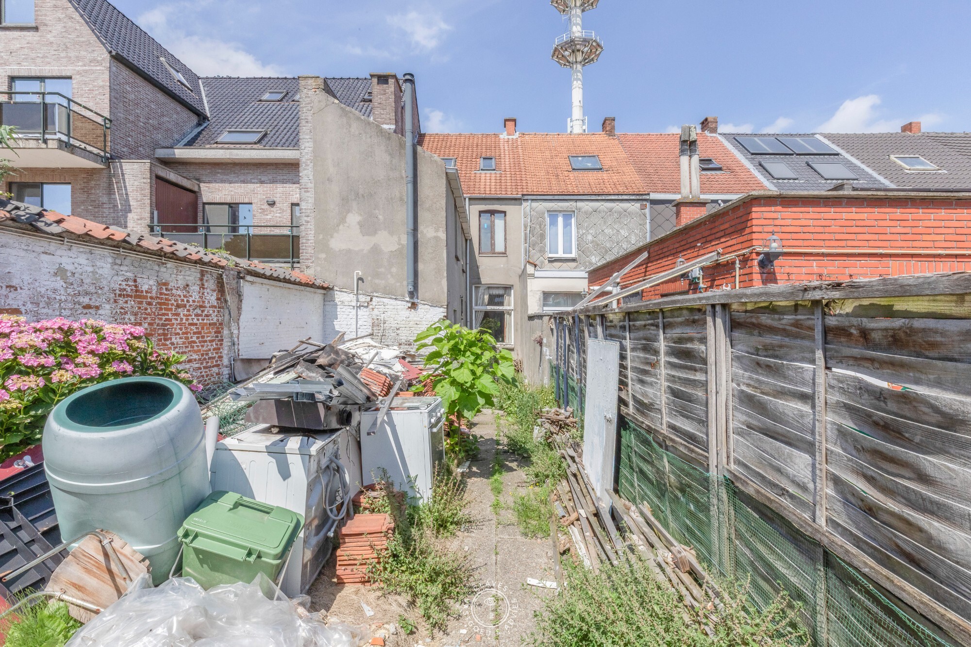 Te renoveren woning met garage in het centrum van Sint-Niklaas
