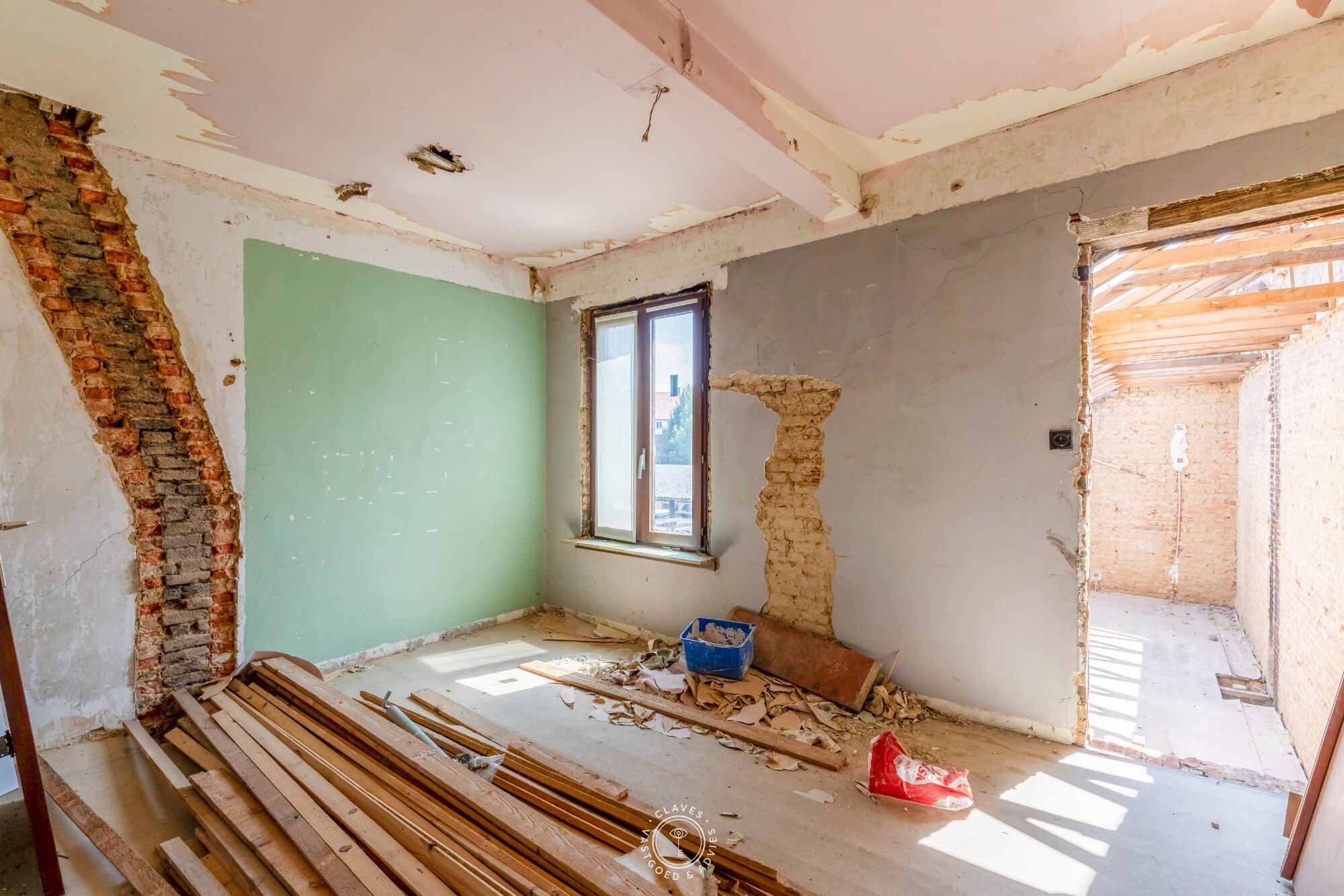Te renoveren woning met garage in het centrum van Sint-Niklaas