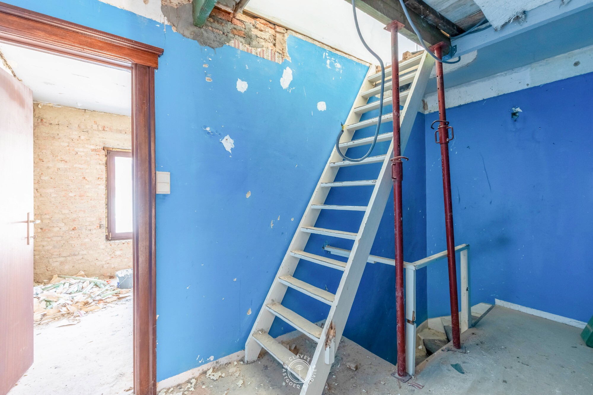 Te renoveren woning met garage in het centrum van Sint-Niklaas