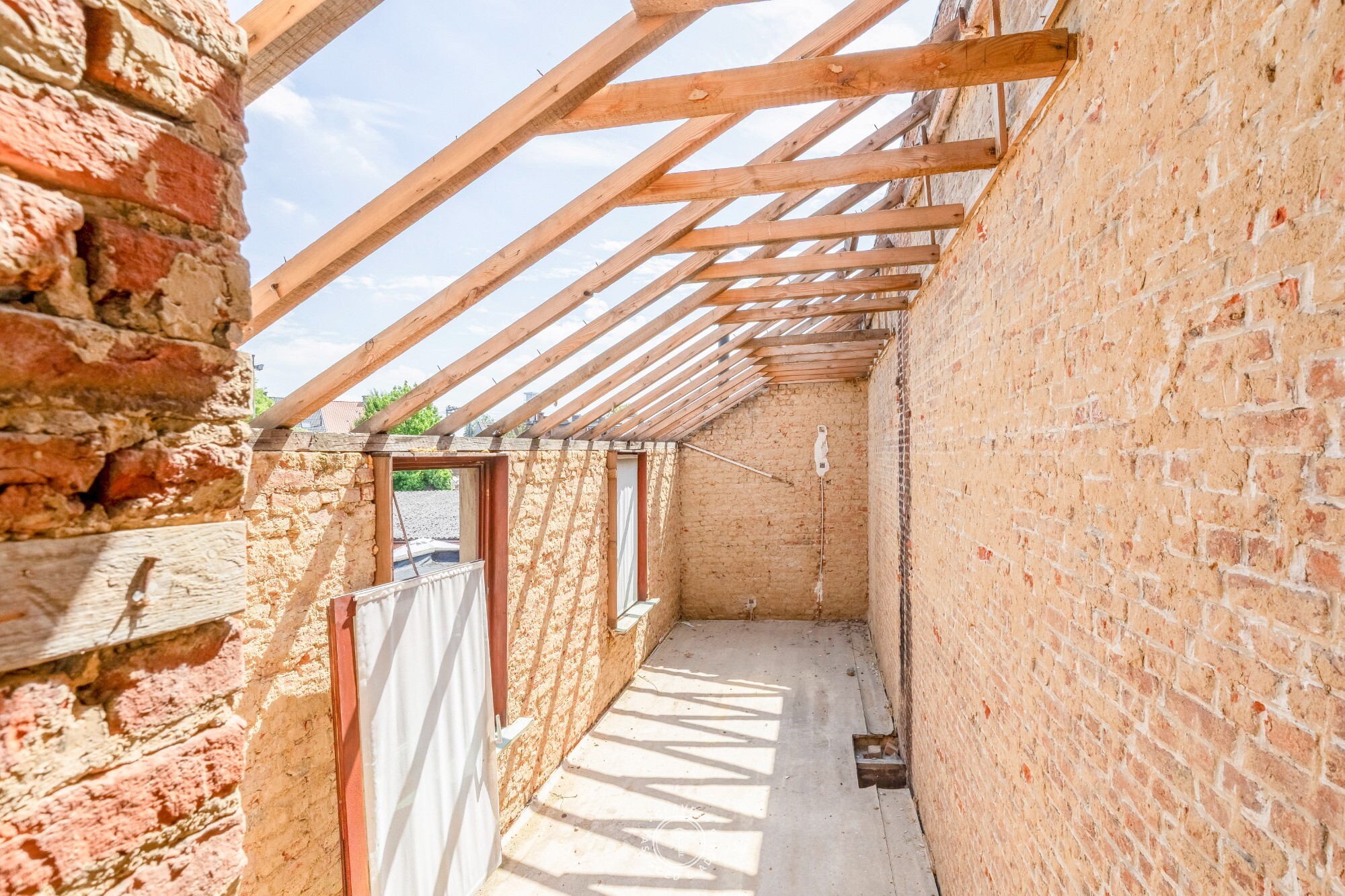 Te renoveren woning met garage in het centrum van Sint-Niklaas