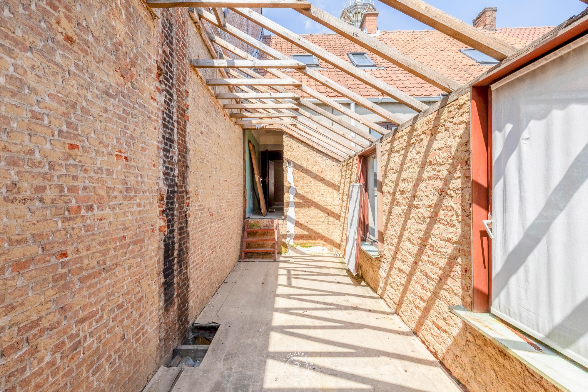 Te renoveren woning met garage in het centrum van Sint-Niklaas