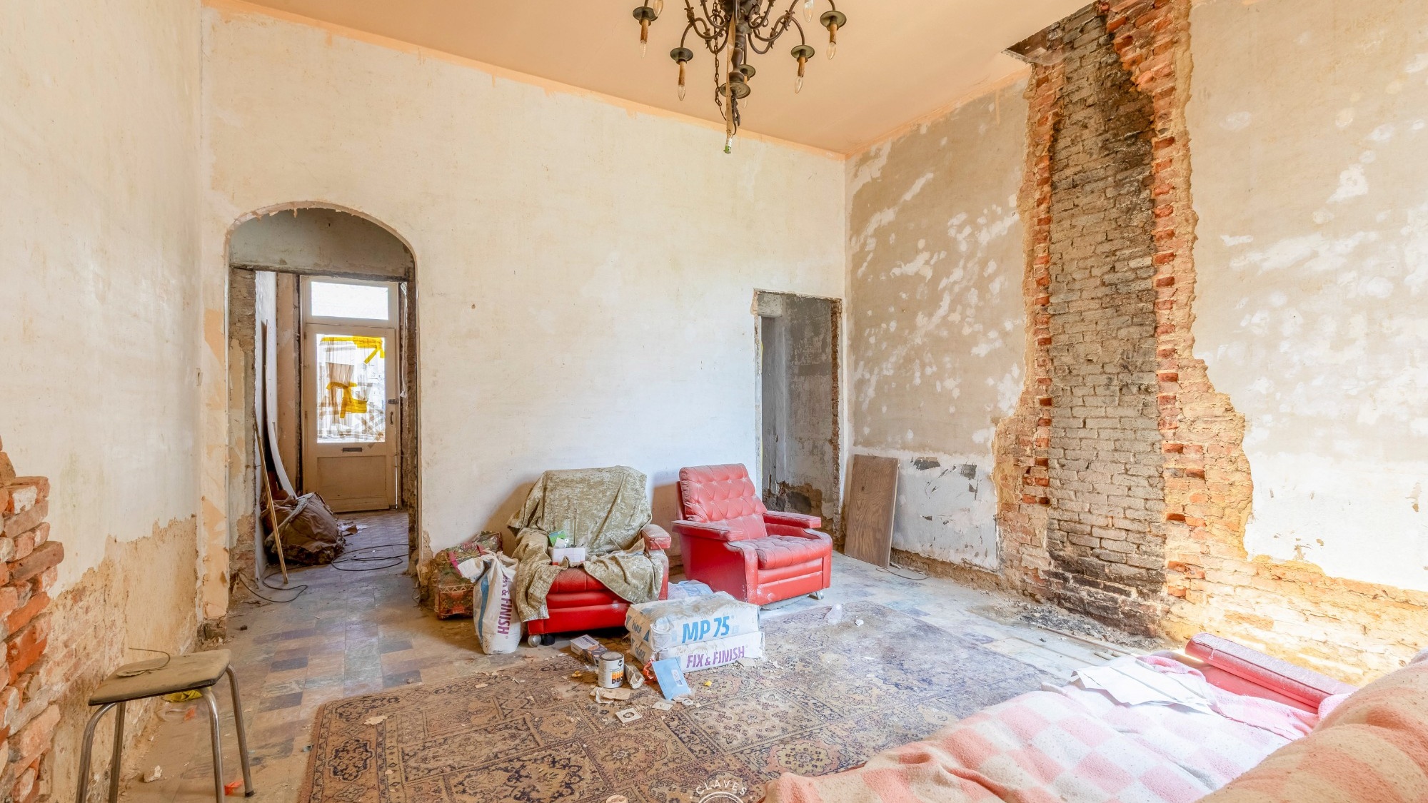 Te renoveren woning met garage in het centrum van Sint-Niklaas