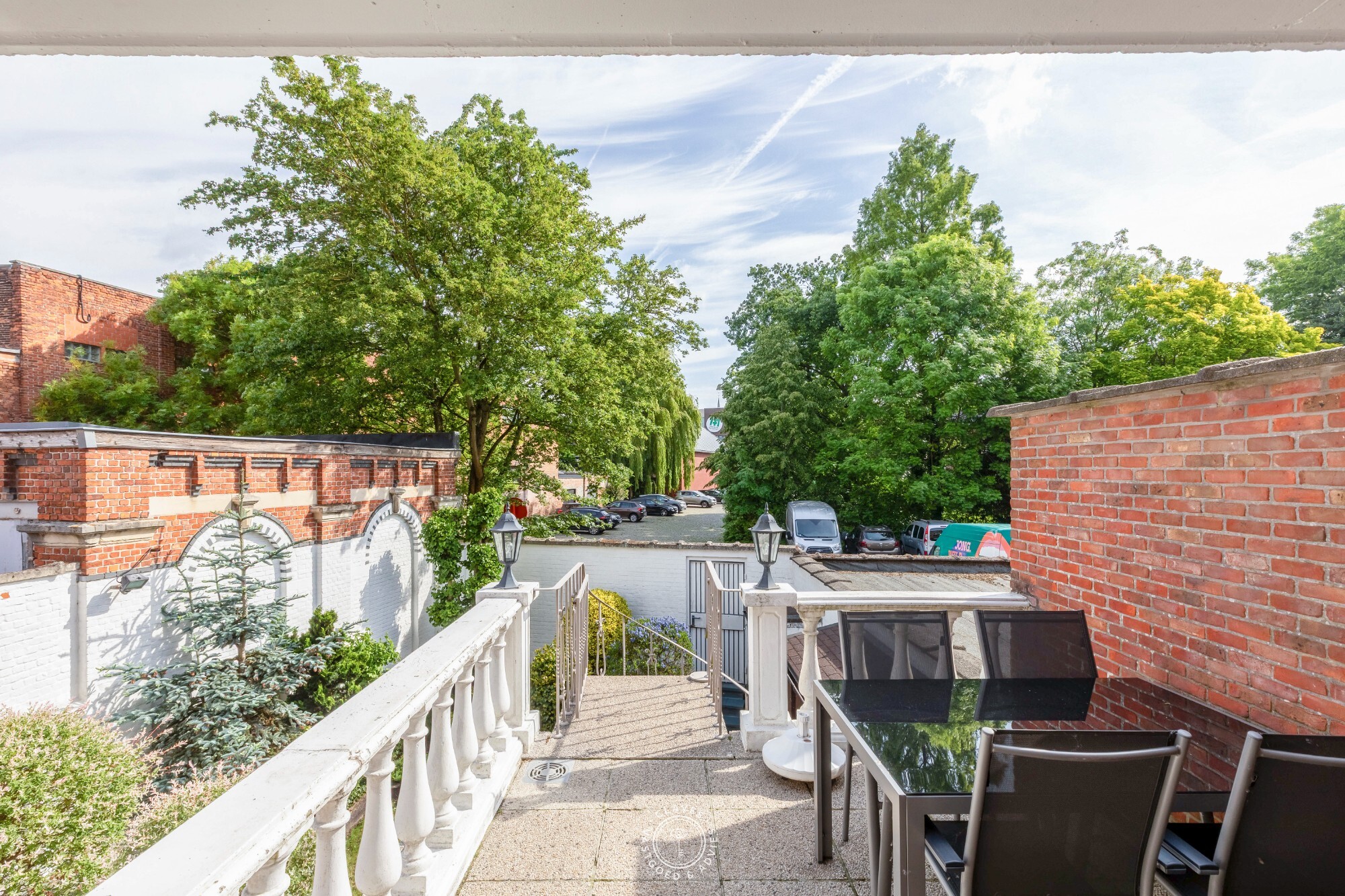 Statig en veelzijdig herenhuis met praktijkruimte in het centrum van Sint-Niklaas